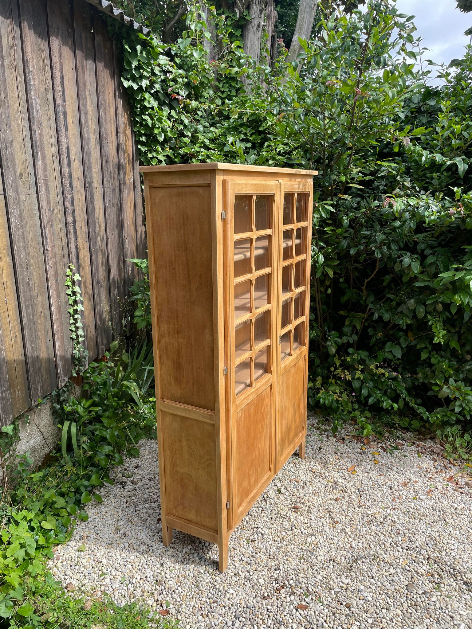 Vitrine bibliothèque rénovée