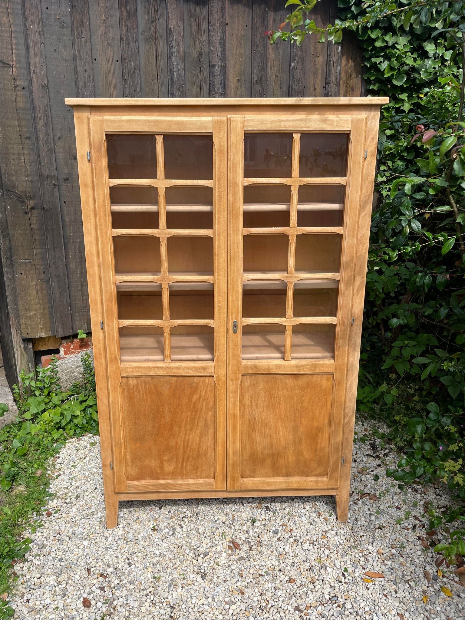 Vitrine bibliothèque rénovée