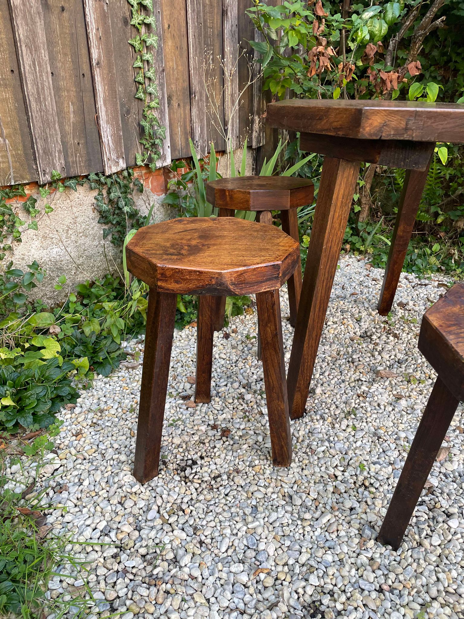 Ensemble brutaliste table et tabourets en orme