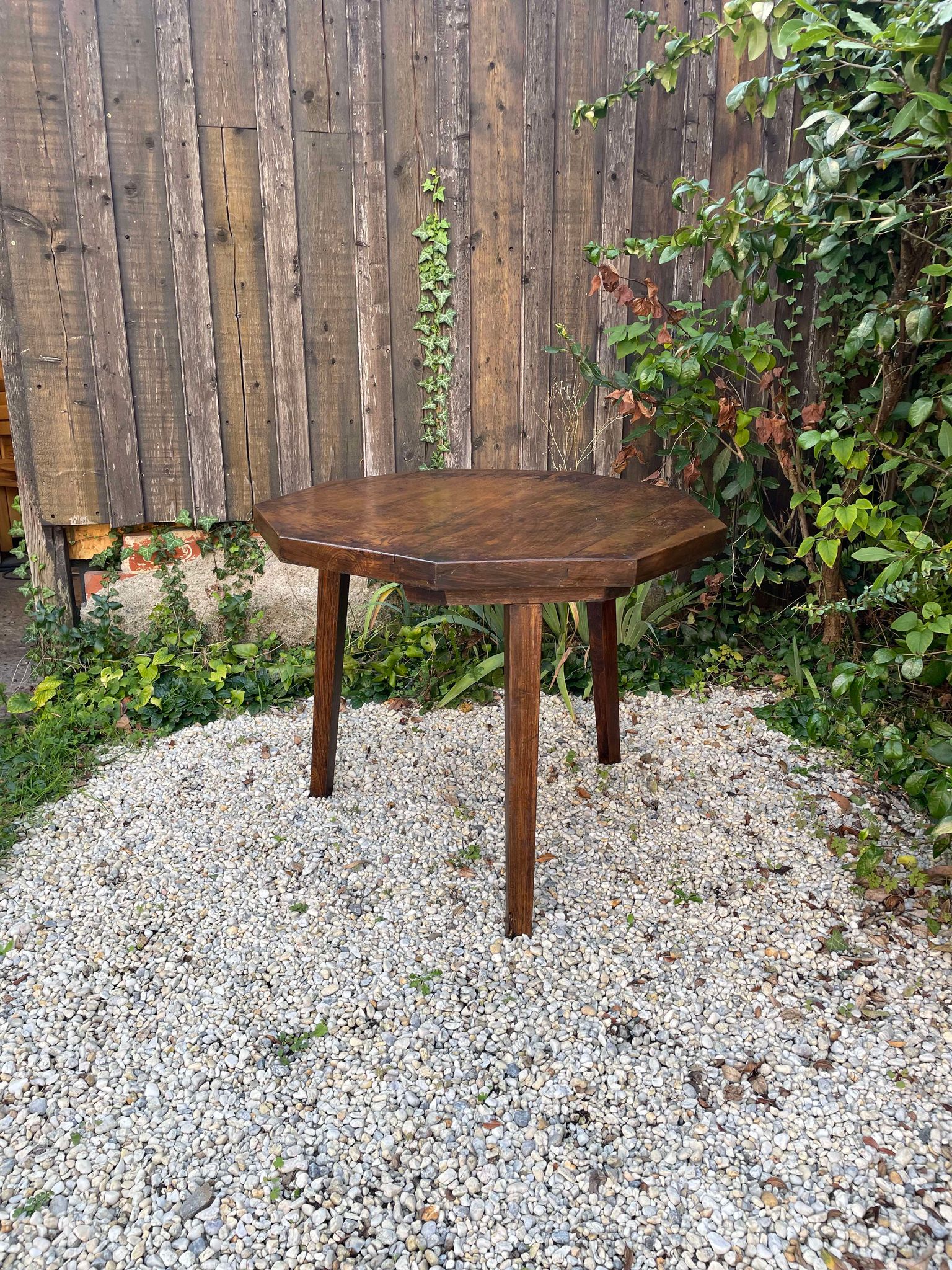 Ensemble brutaliste table et tabourets en orme