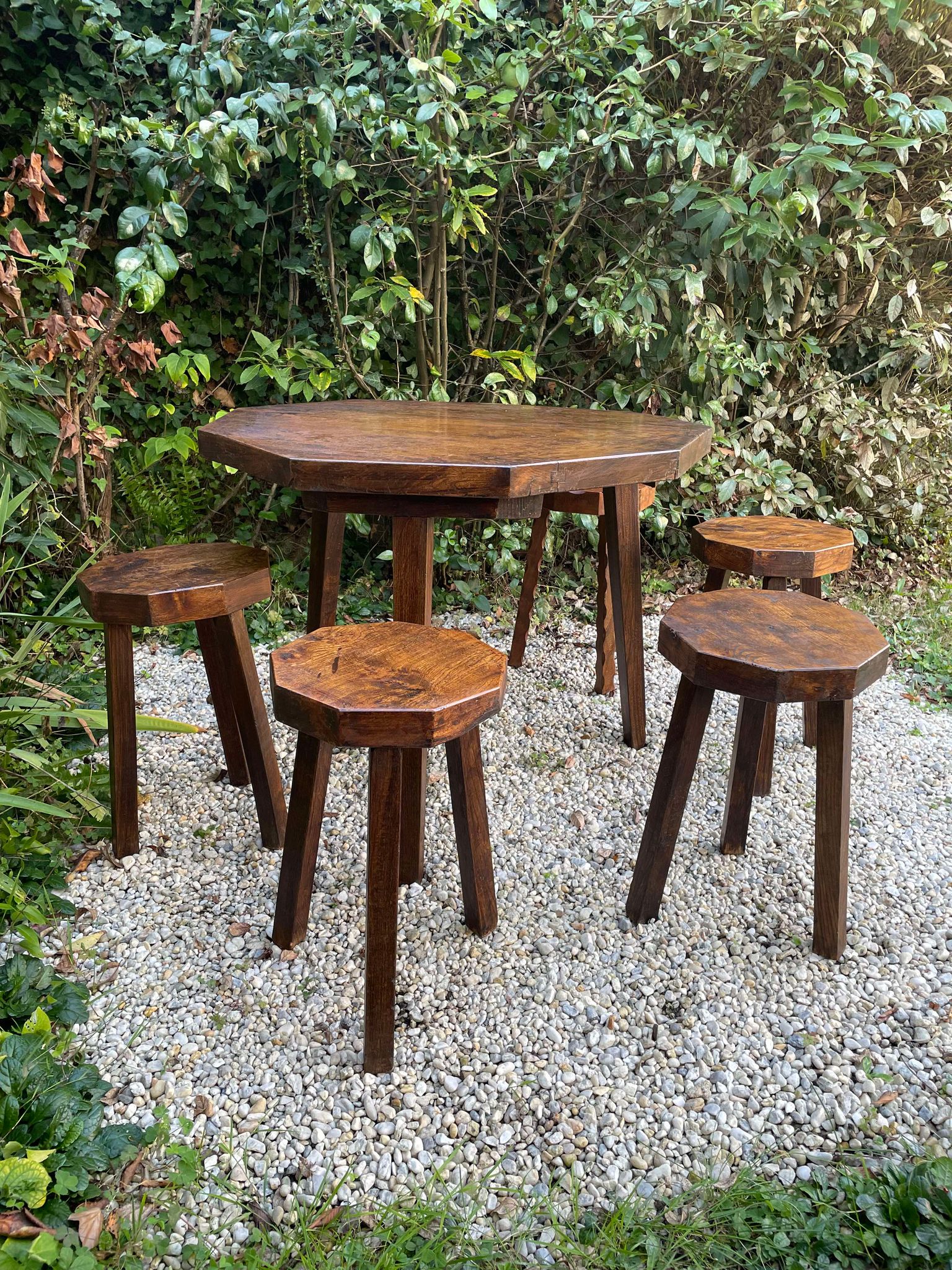 Ensemble brutaliste table et tabourets en orme