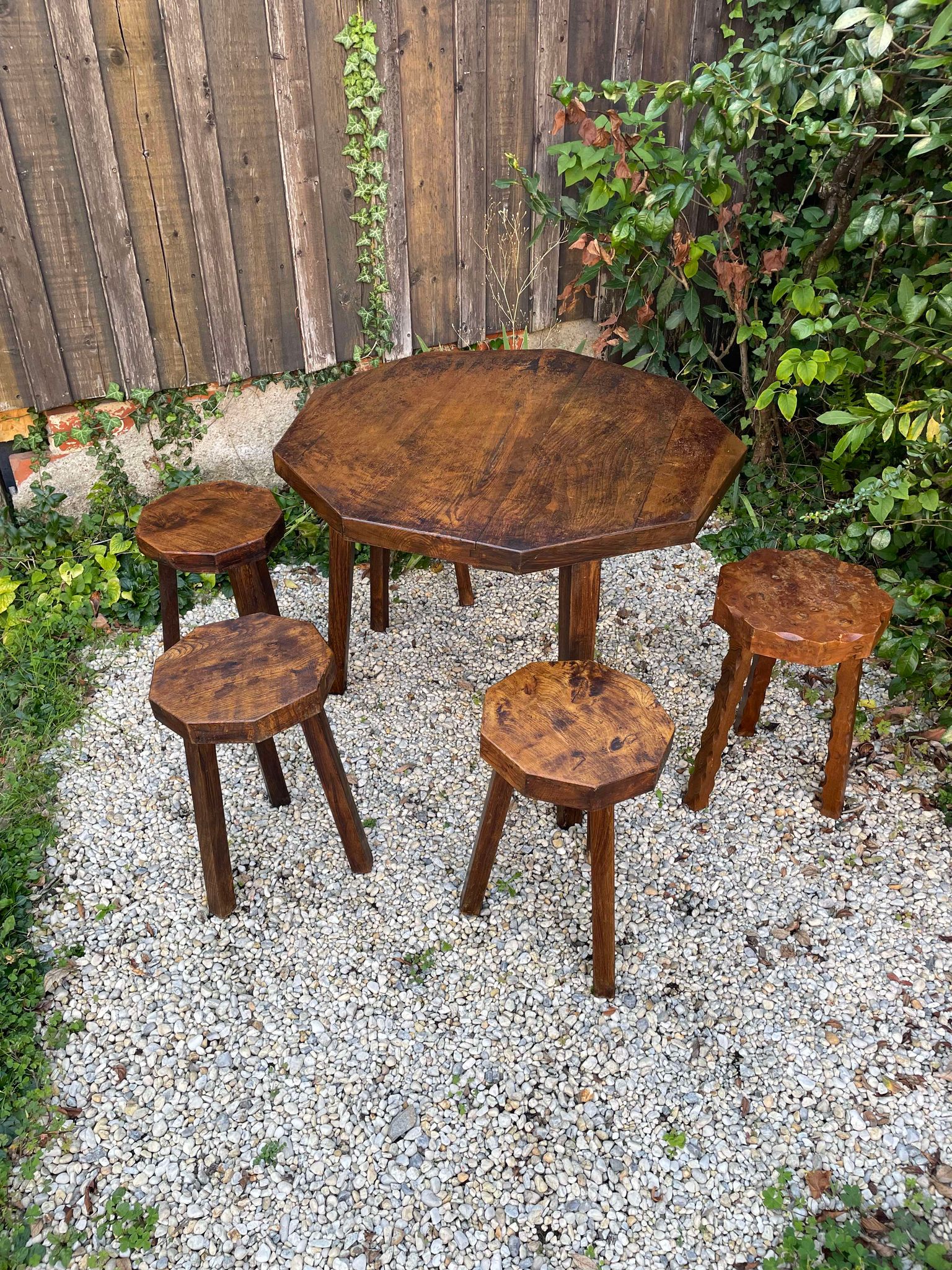 Ensemble brutaliste table et tabourets en orme