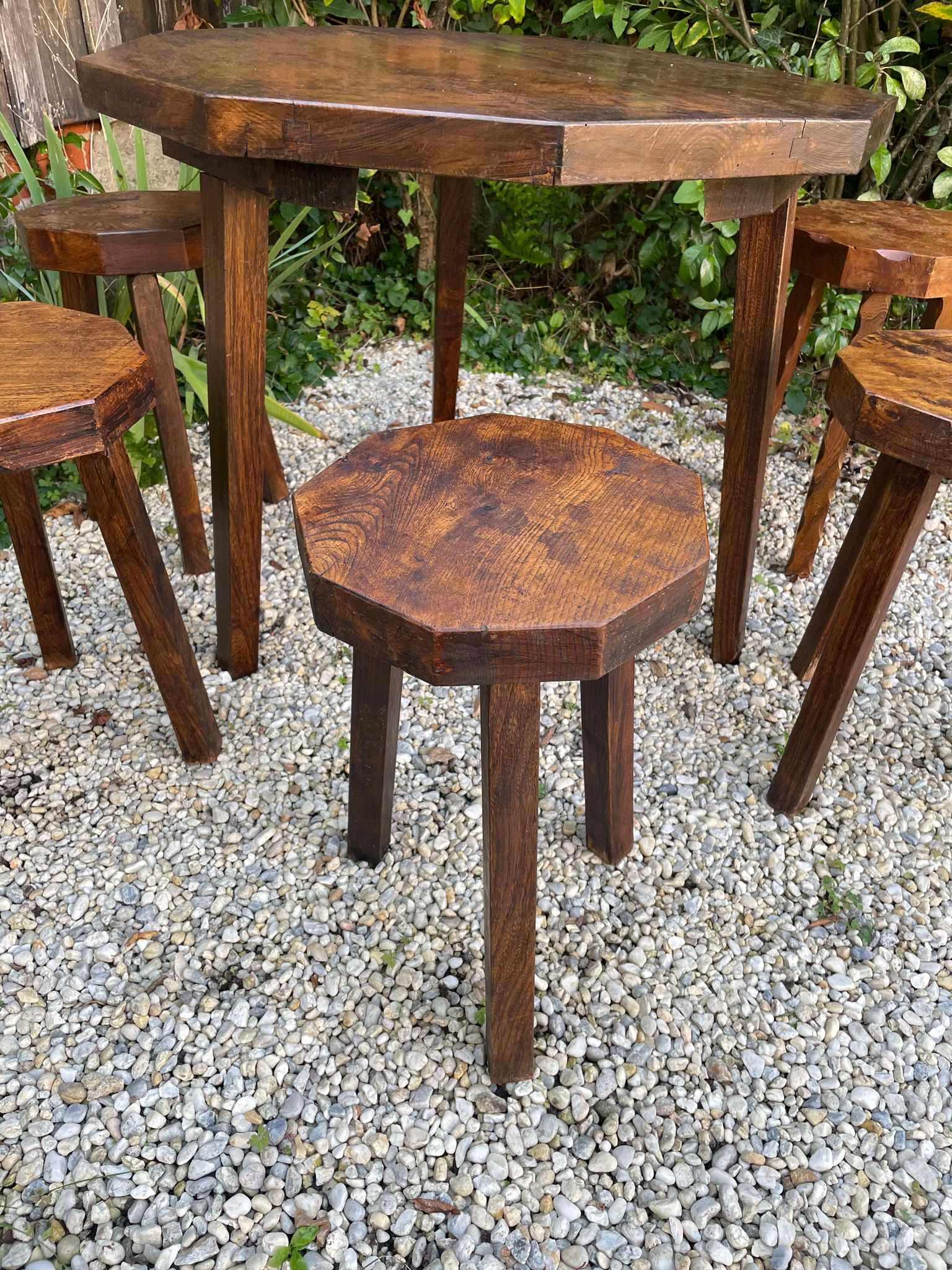 Ensemble brutaliste table et tabourets en orme