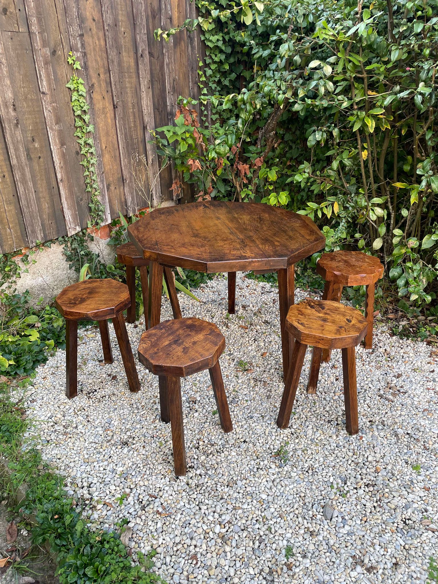 Ensemble brutaliste table et tabourets en orme