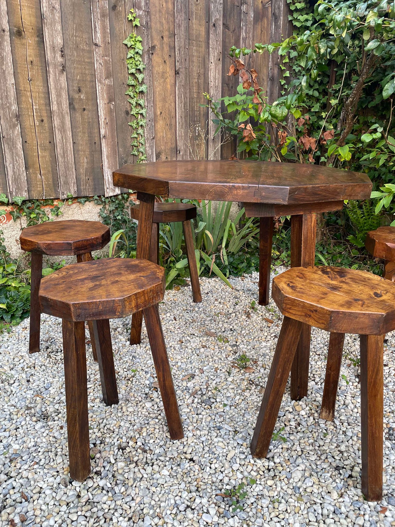 Ensemble brutaliste table et tabourets en orme