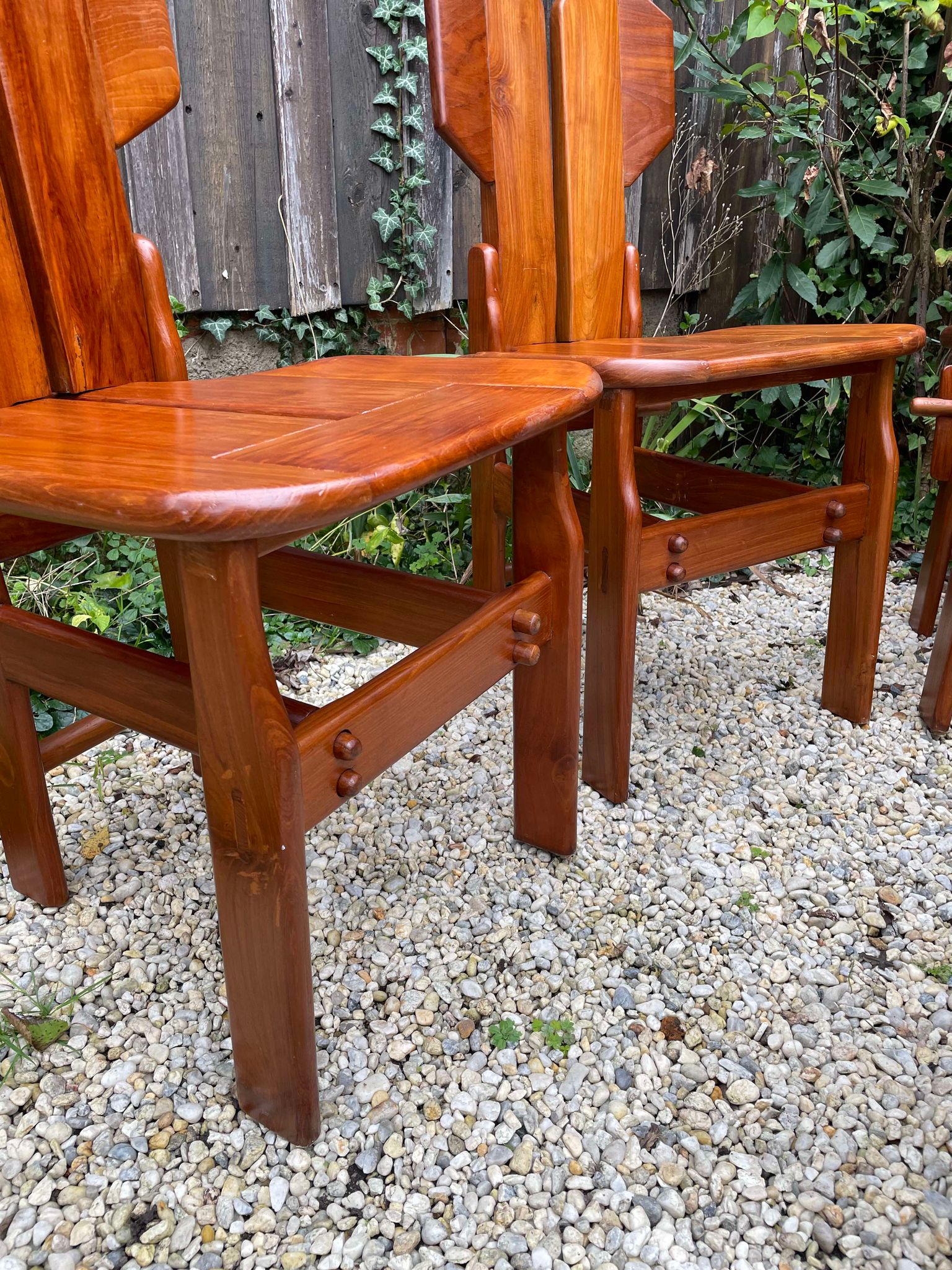 Suite de 4 chaises italiennes années 70