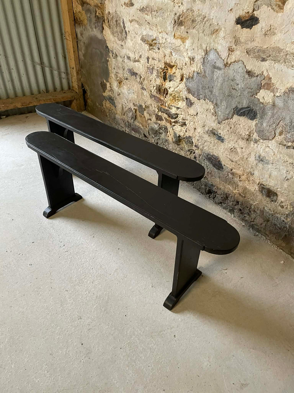 Paire de bancs en bois massif noir