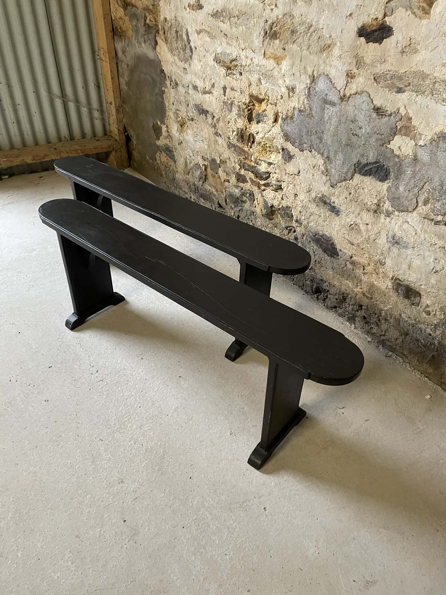 Paire de bancs en bois massif noir