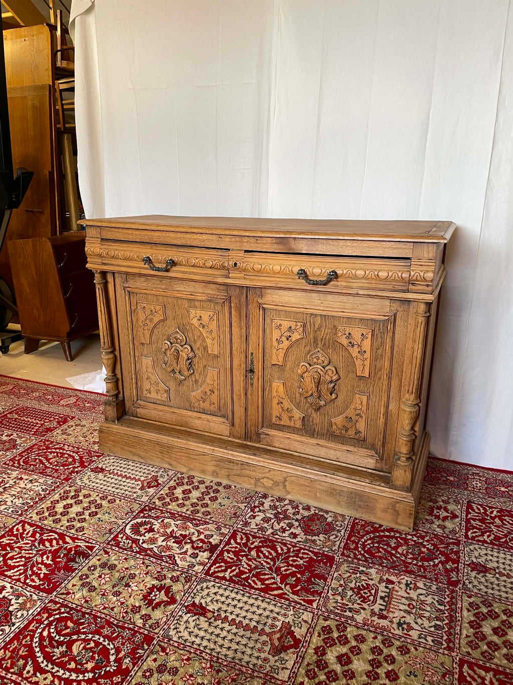 Buffet ancien en chêne massif sculpté – Fin XIXe siècle  Copier le titre