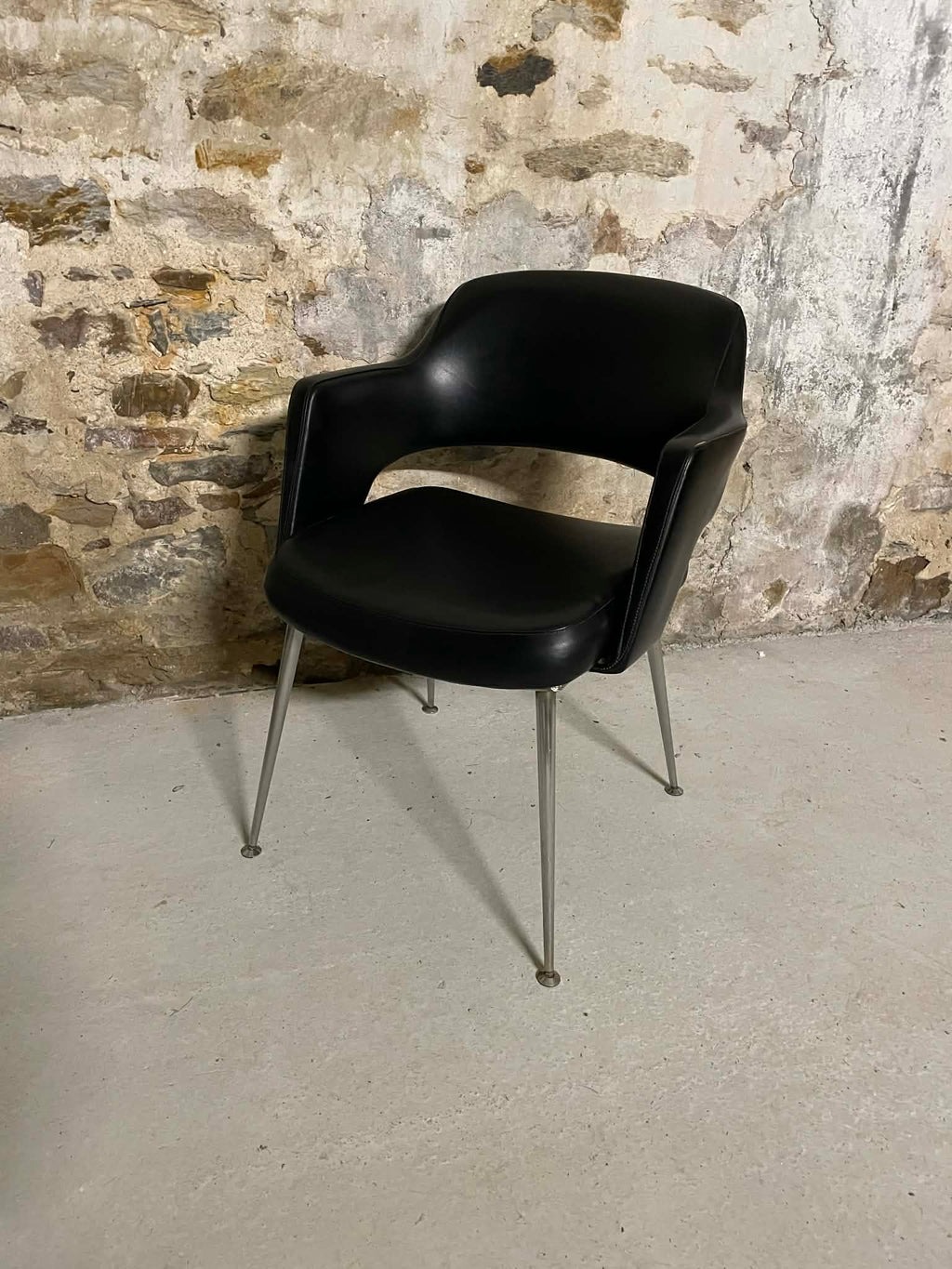 Fauteuil conférence design noir pieds métal style contemporain