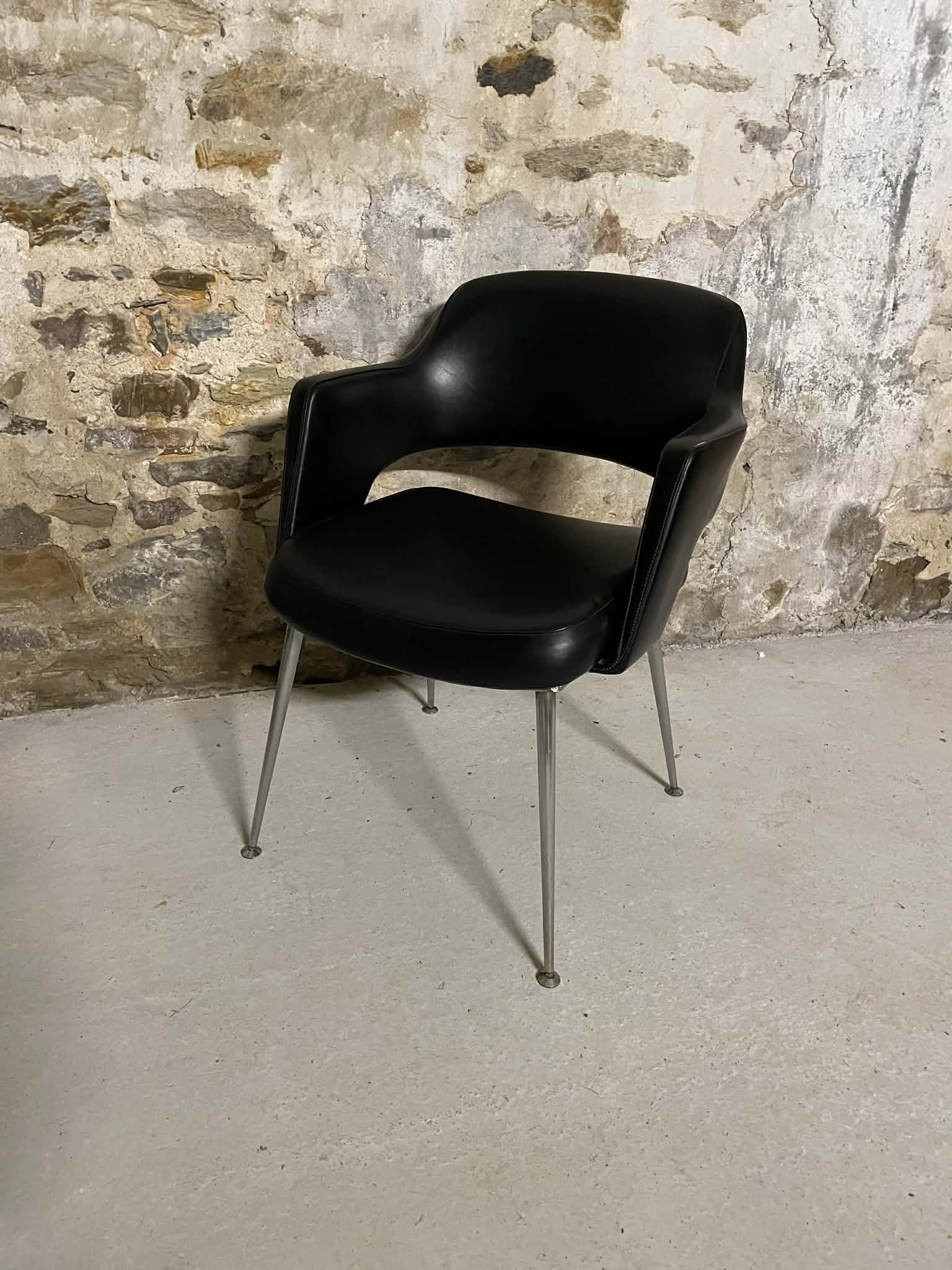 Fauteuil conférence design noir pieds métal style contemporain