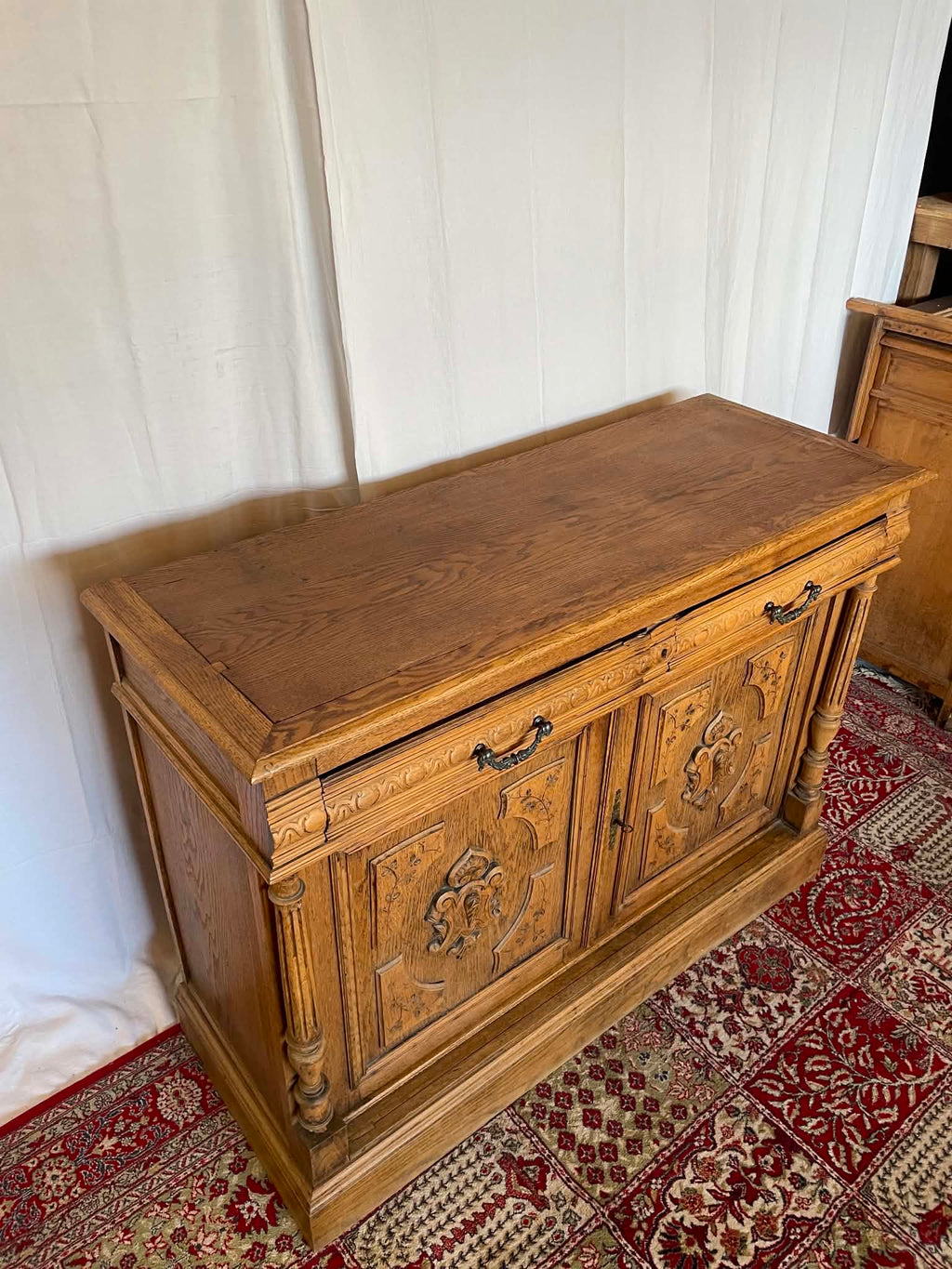 Buffet ancien en chêne massif sculpté – Fin XIXe siècle  Copier le titre