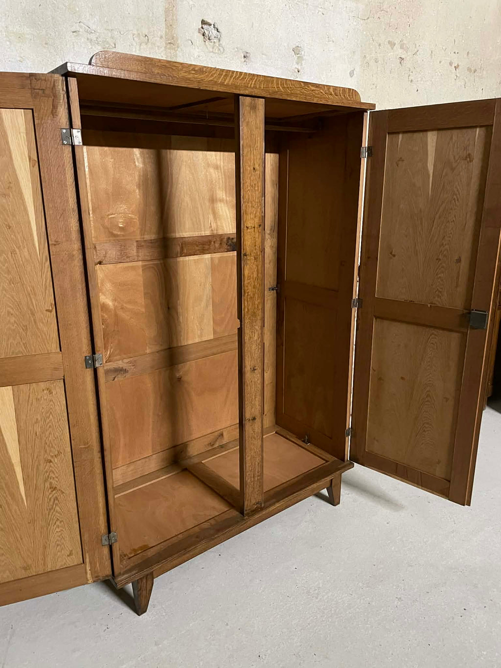 Armoire penderie ancienne en chêne massif