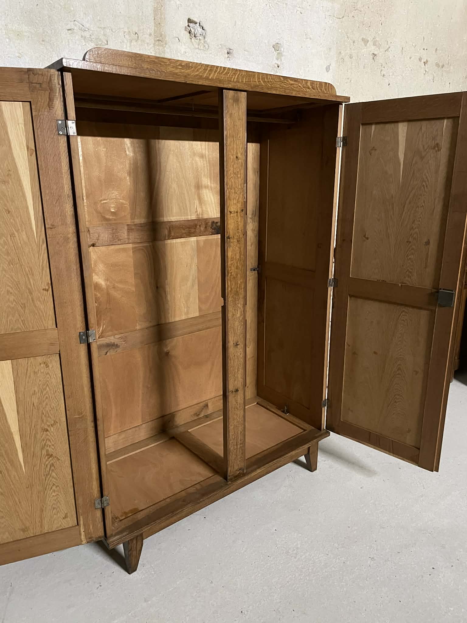 Armoire penderie ancienne en chêne massif