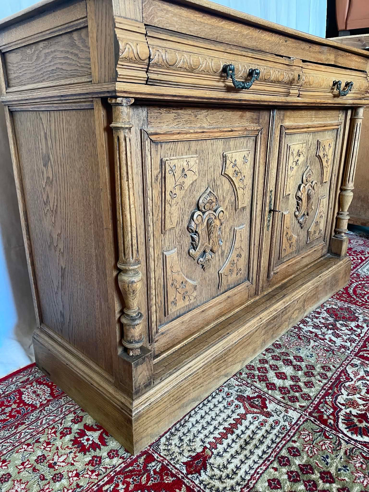 Buffet ancien en chêne massif sculpté – Fin XIXe siècle  Copier le titre