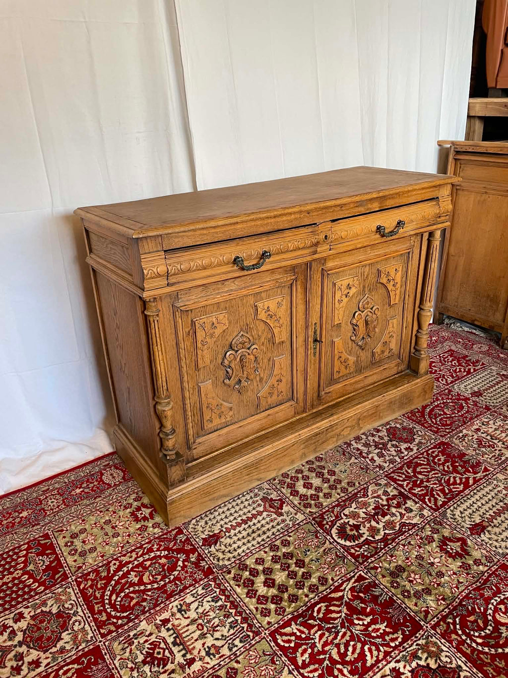 Buffet ancien en chêne massif sculpté – Fin XIXe siècle  Copier le titre