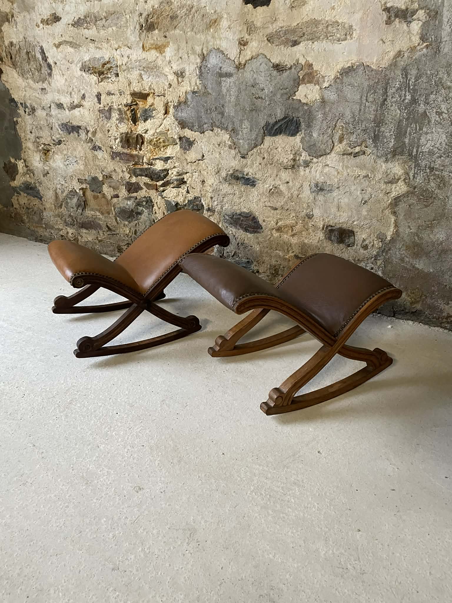 Lot de 2 repose-pieds anciens en bois et cuir clouté