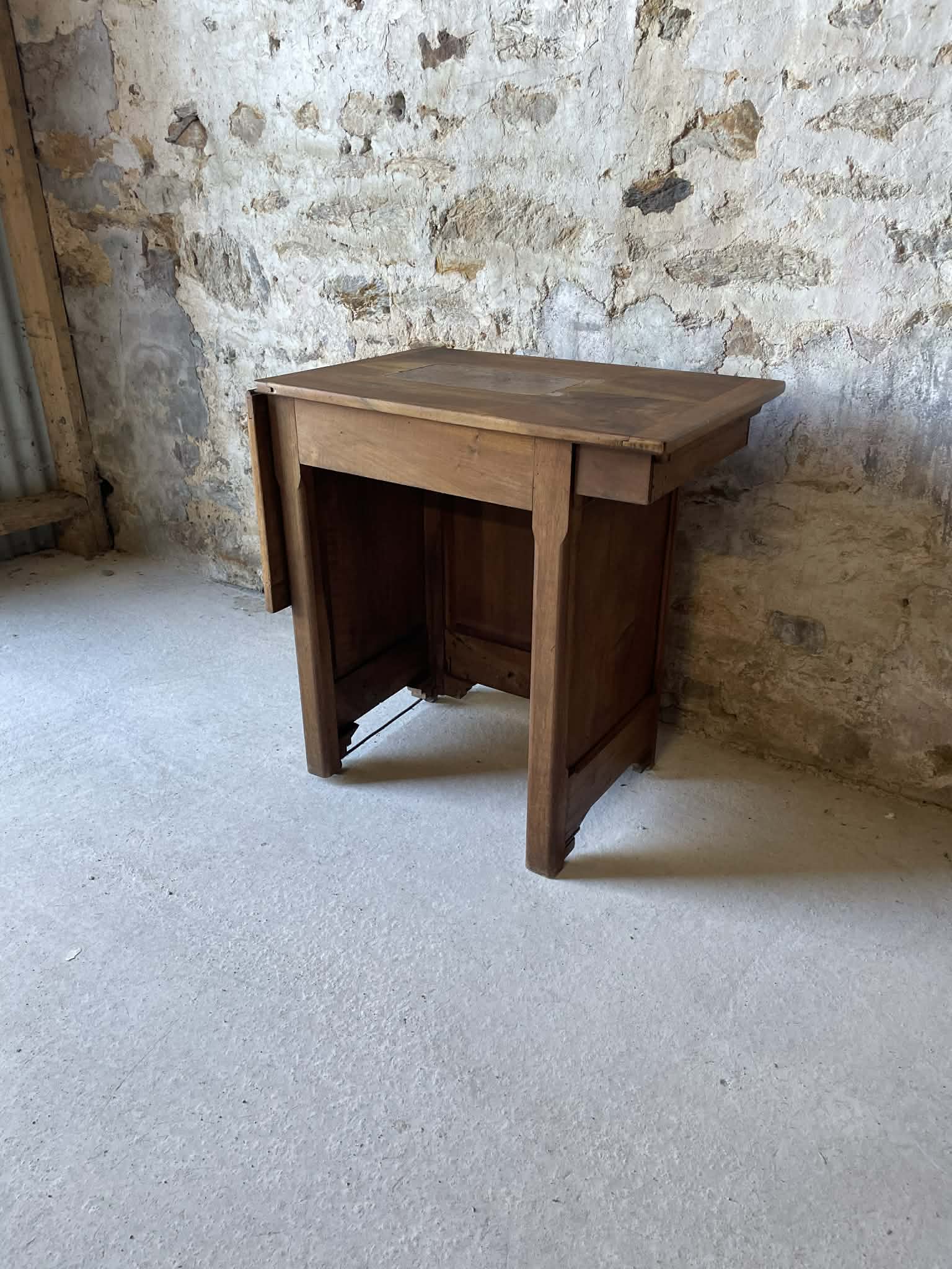 Petite table ancienne en noyer avec rallonge – bureau / desserte