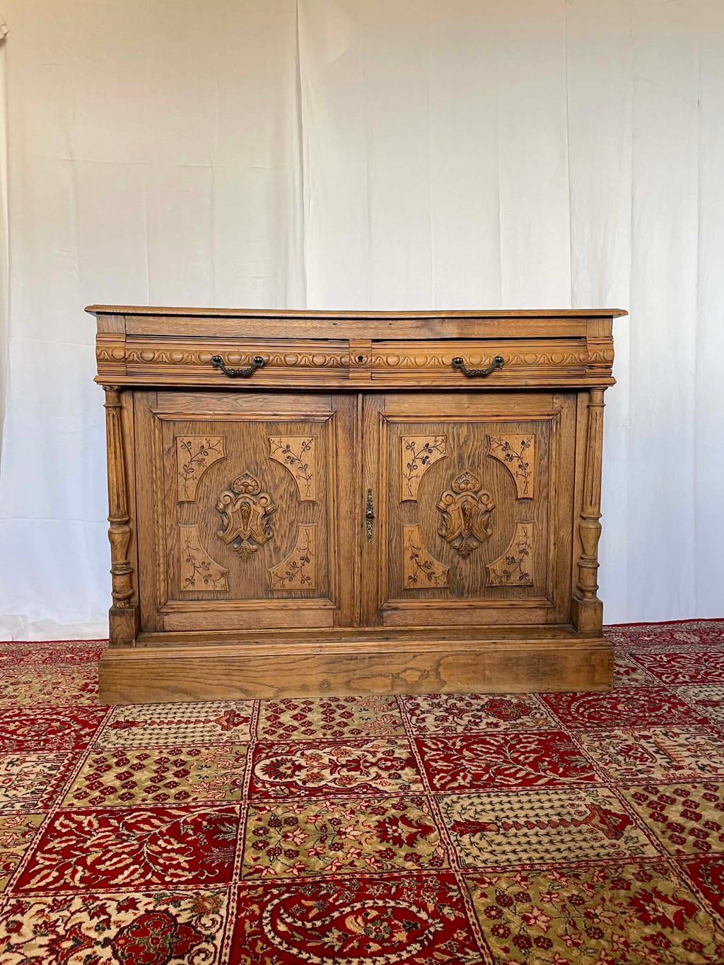 Buffet ancien en chêne massif sculpté – Fin XIXe siècle  Copier le titre
