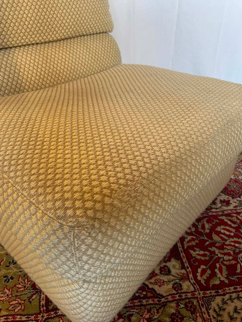 Chauffeuse vintage Swann en tissu beige texturé
