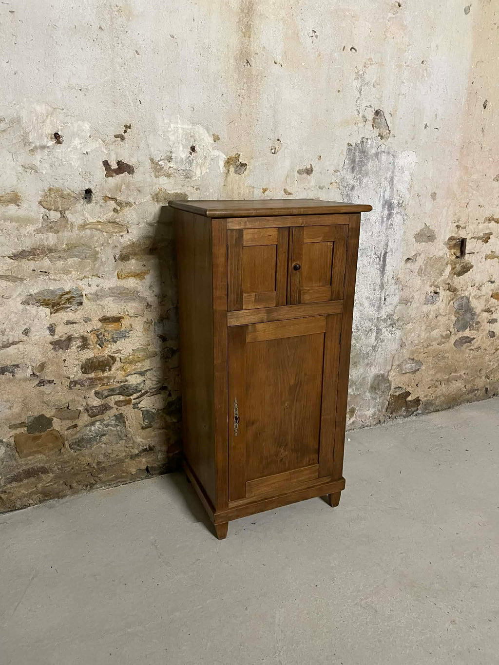 Petit meuble ancien en bois trois portes