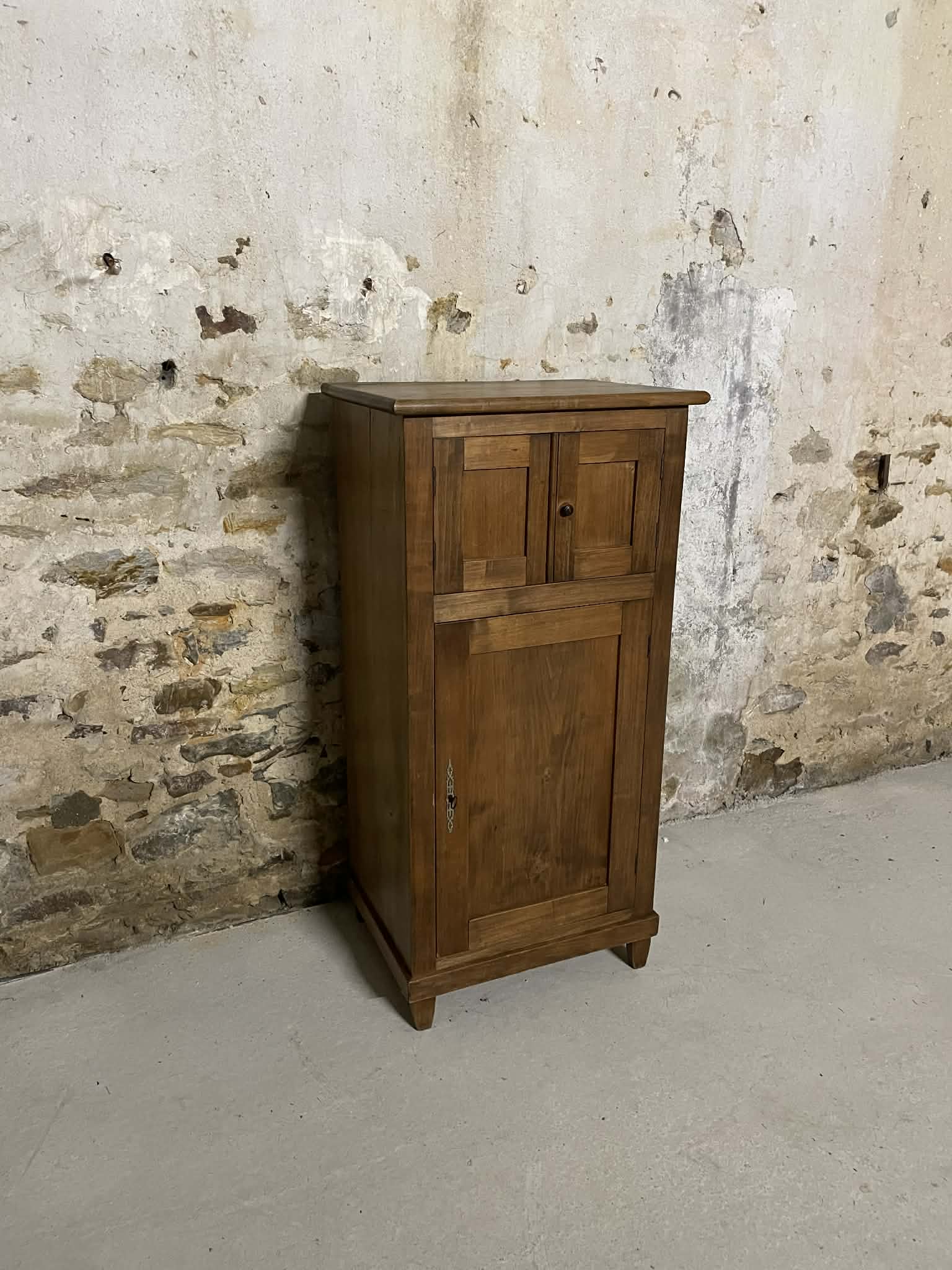 Petit meuble ancien en bois trois portes