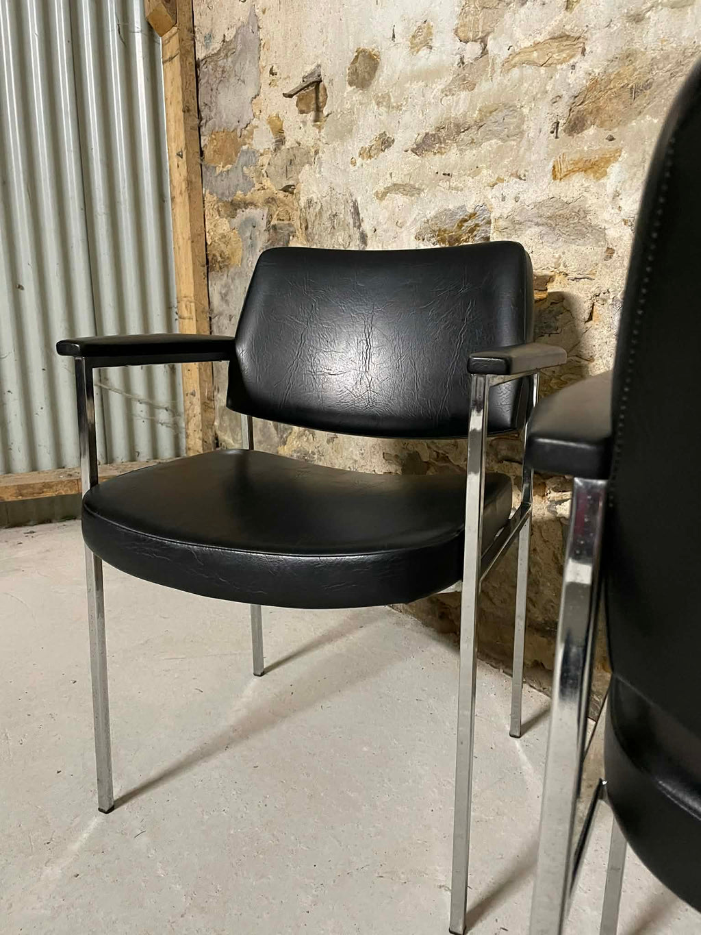 Paire de fauteuils de notaire vintage métal chromé