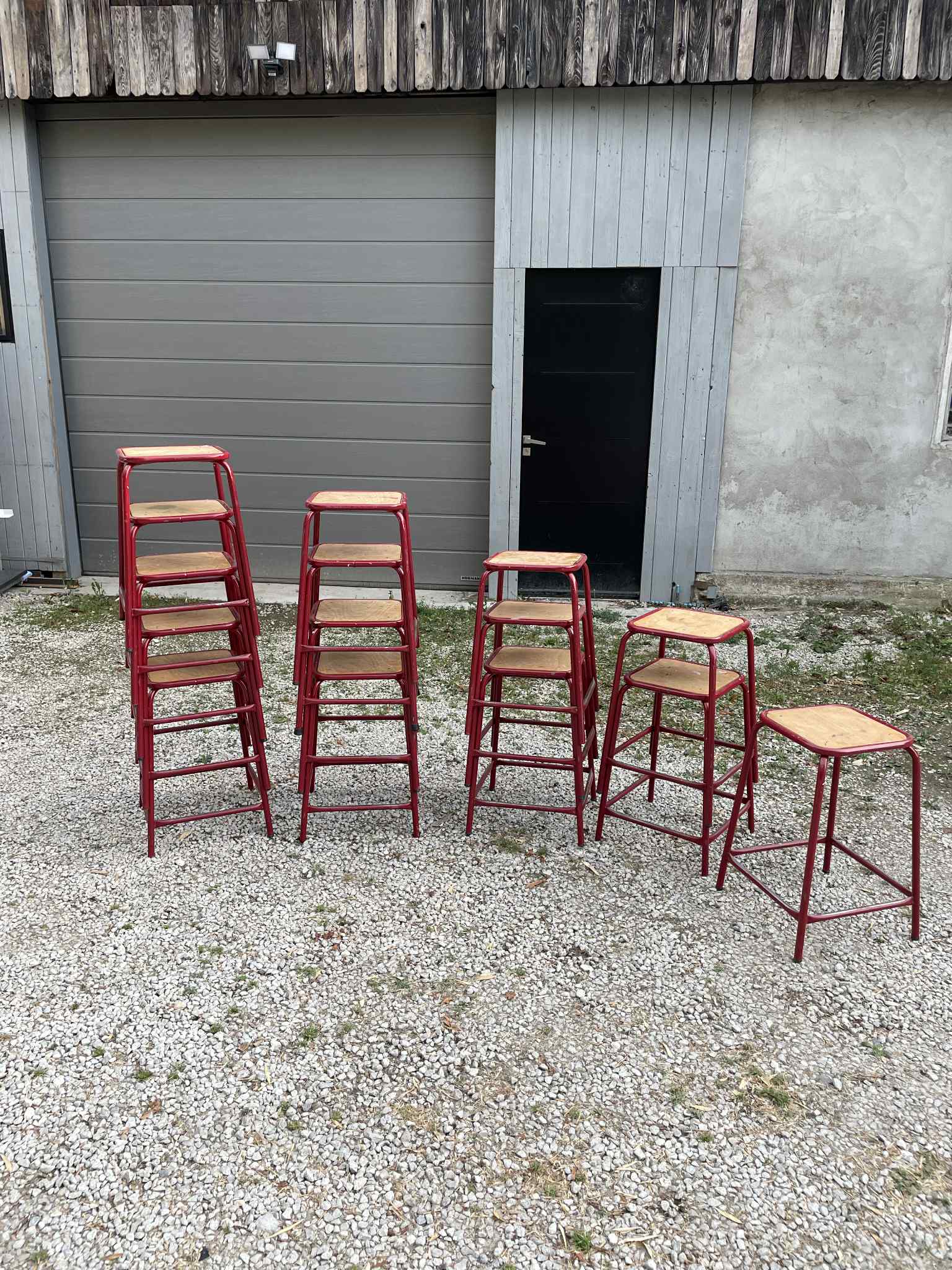 Tabourets anciens d'école