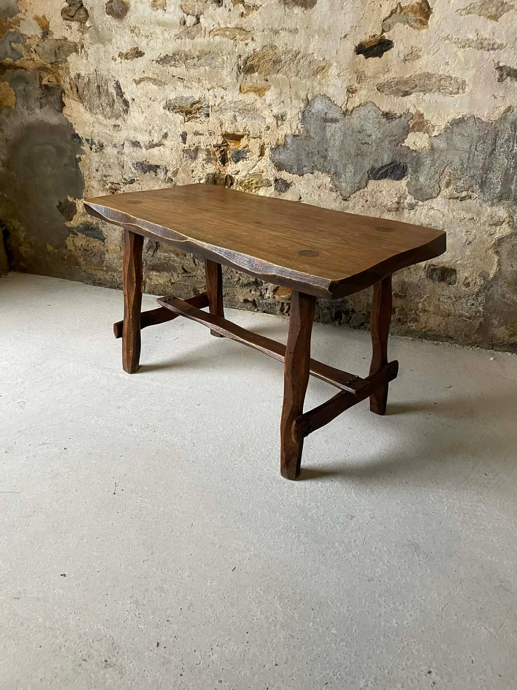 Petite table rustique en bois massif