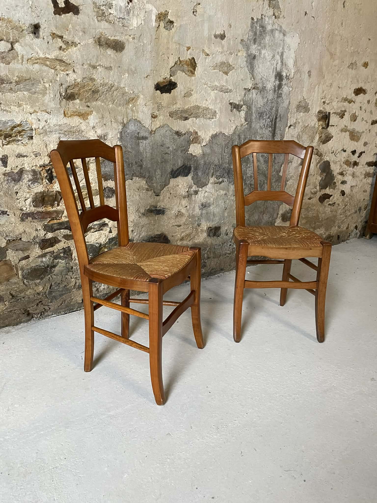 Lot de 2 chaises anciennes en bois et assise paillée