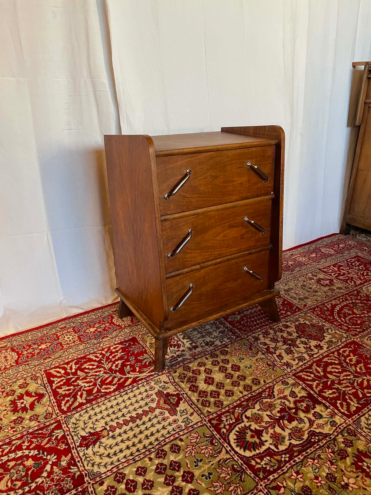 Petite commode vintage en noyer – 3 tiroirs  Copier le titre