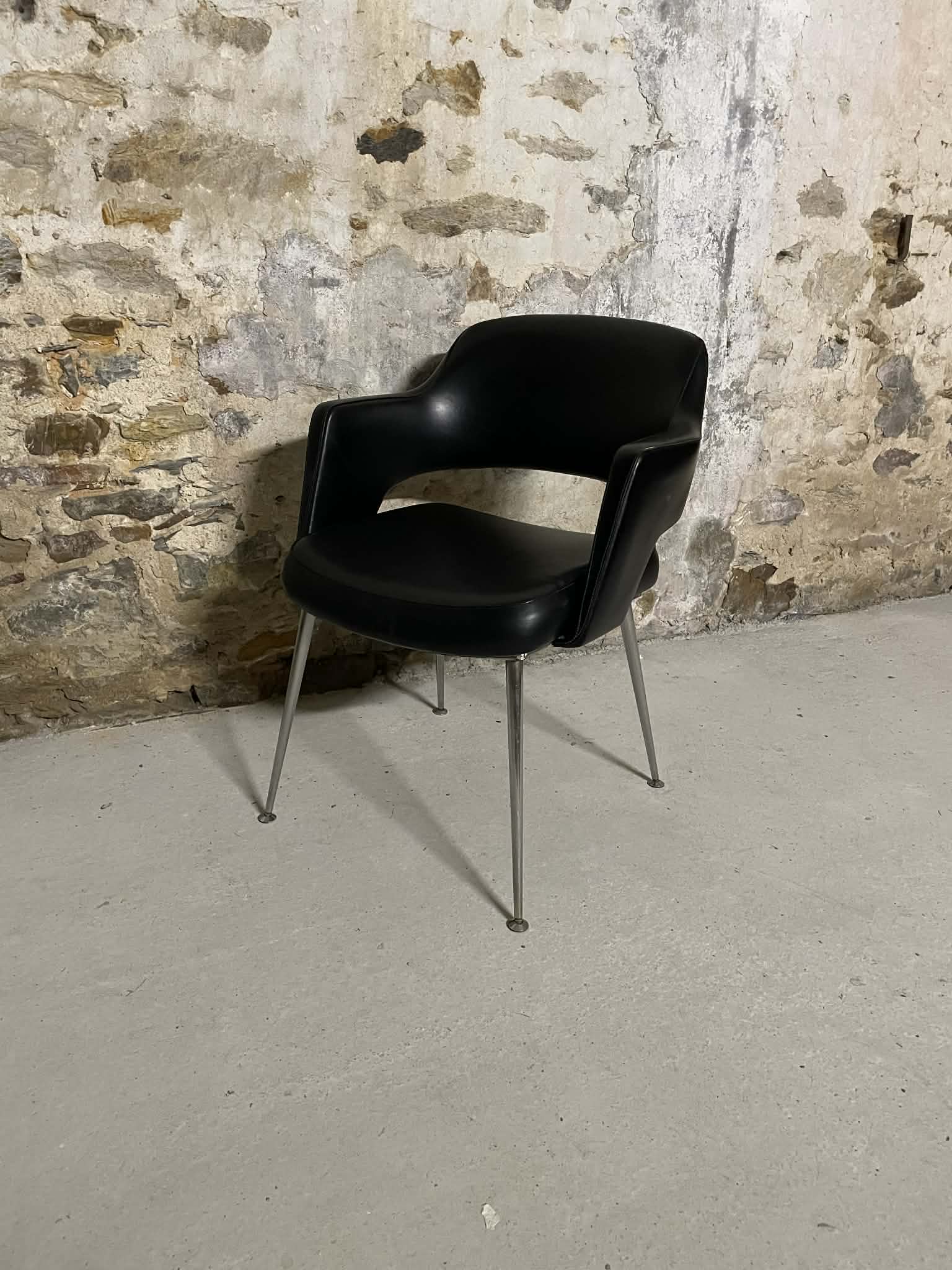 Fauteuil conférence design noir pieds métal style contemporain