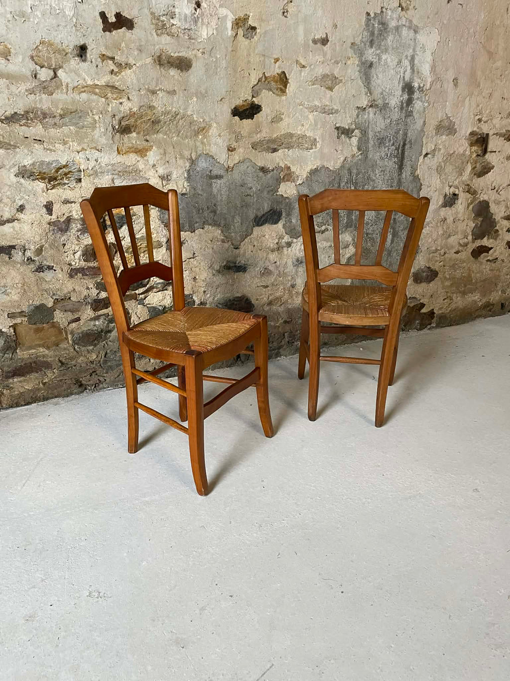 Lot de 2 chaises anciennes en bois et assise paillée
