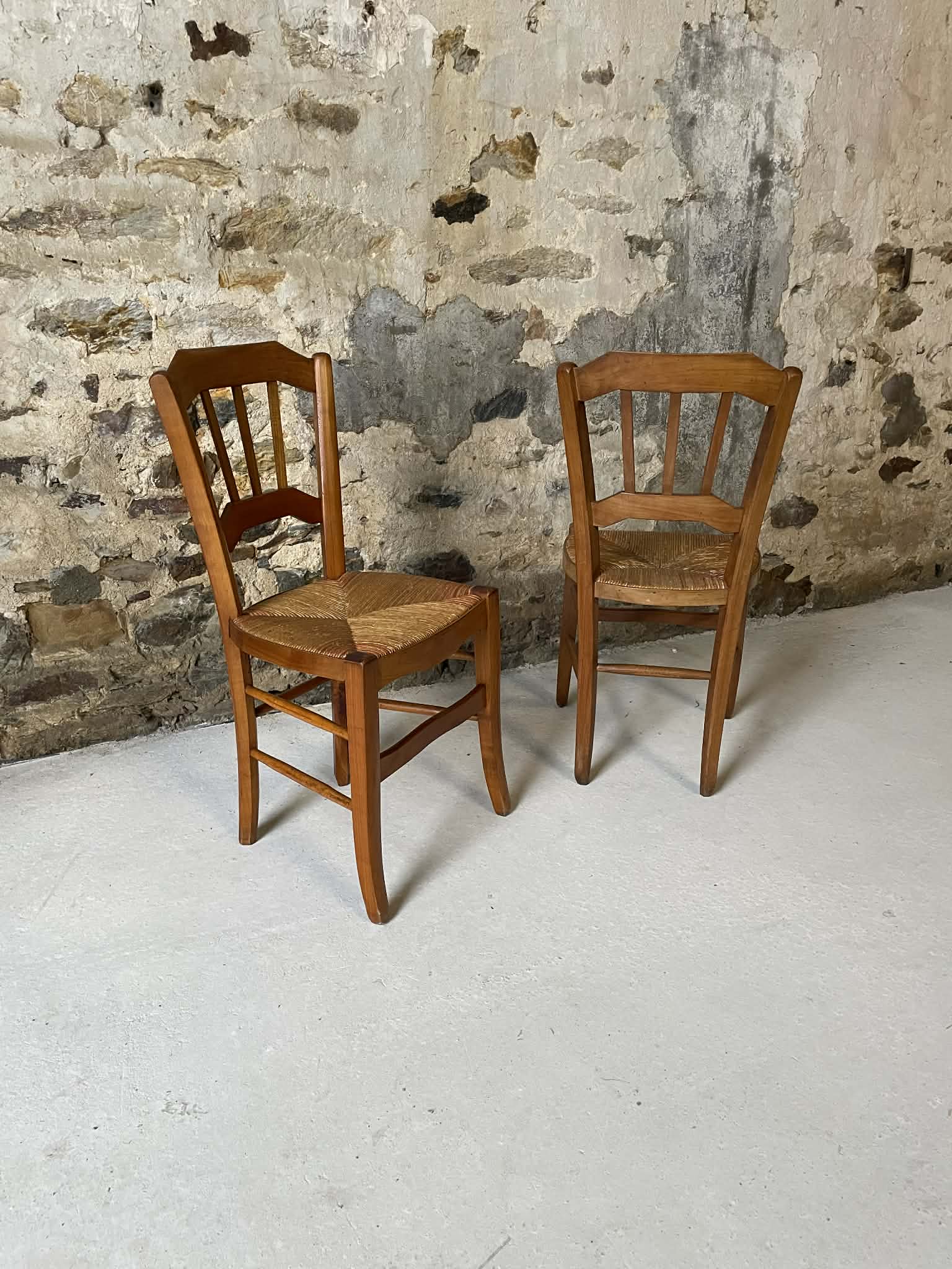 Lot de 2 chaises anciennes en bois et assise paillée