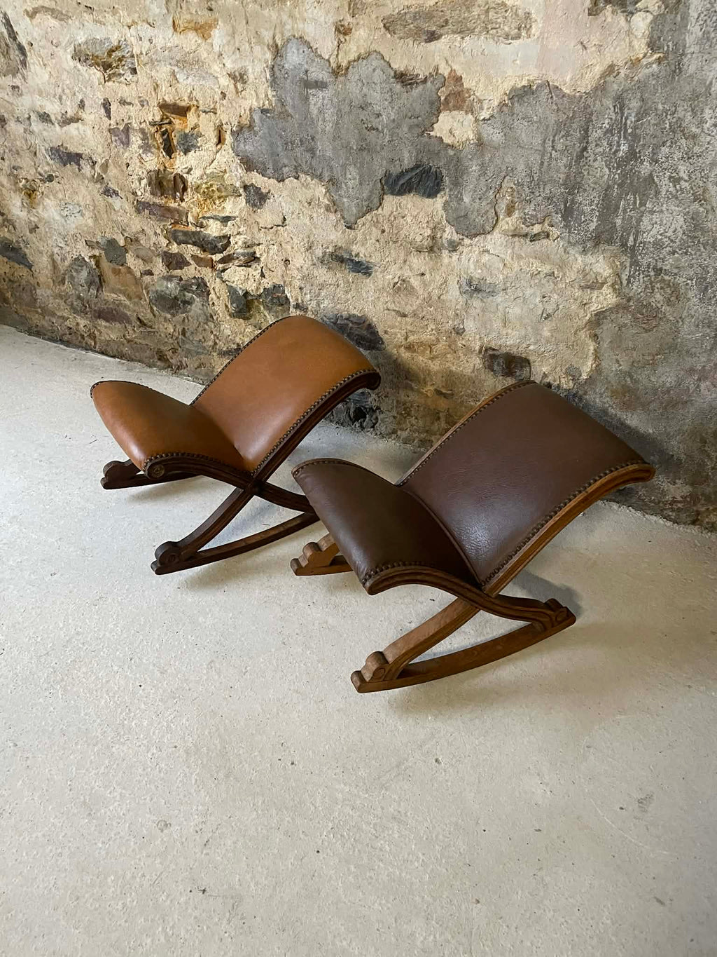 Lot de 2 repose-pieds anciens en bois et cuir clouté