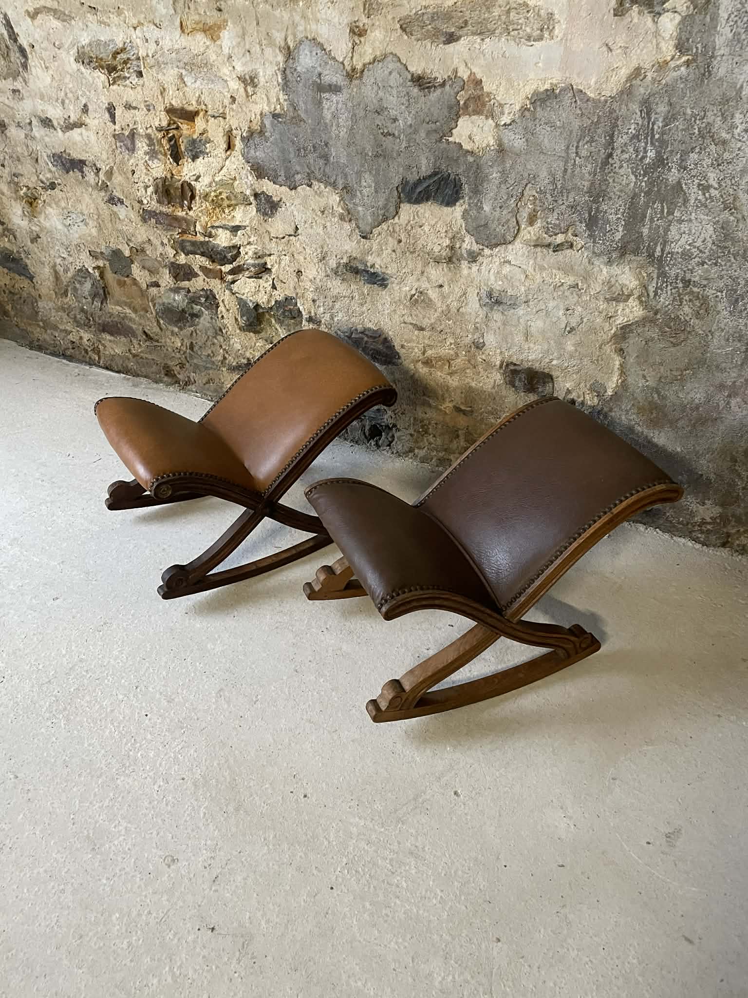 Lot de 2 repose-pieds anciens en bois et cuir clouté