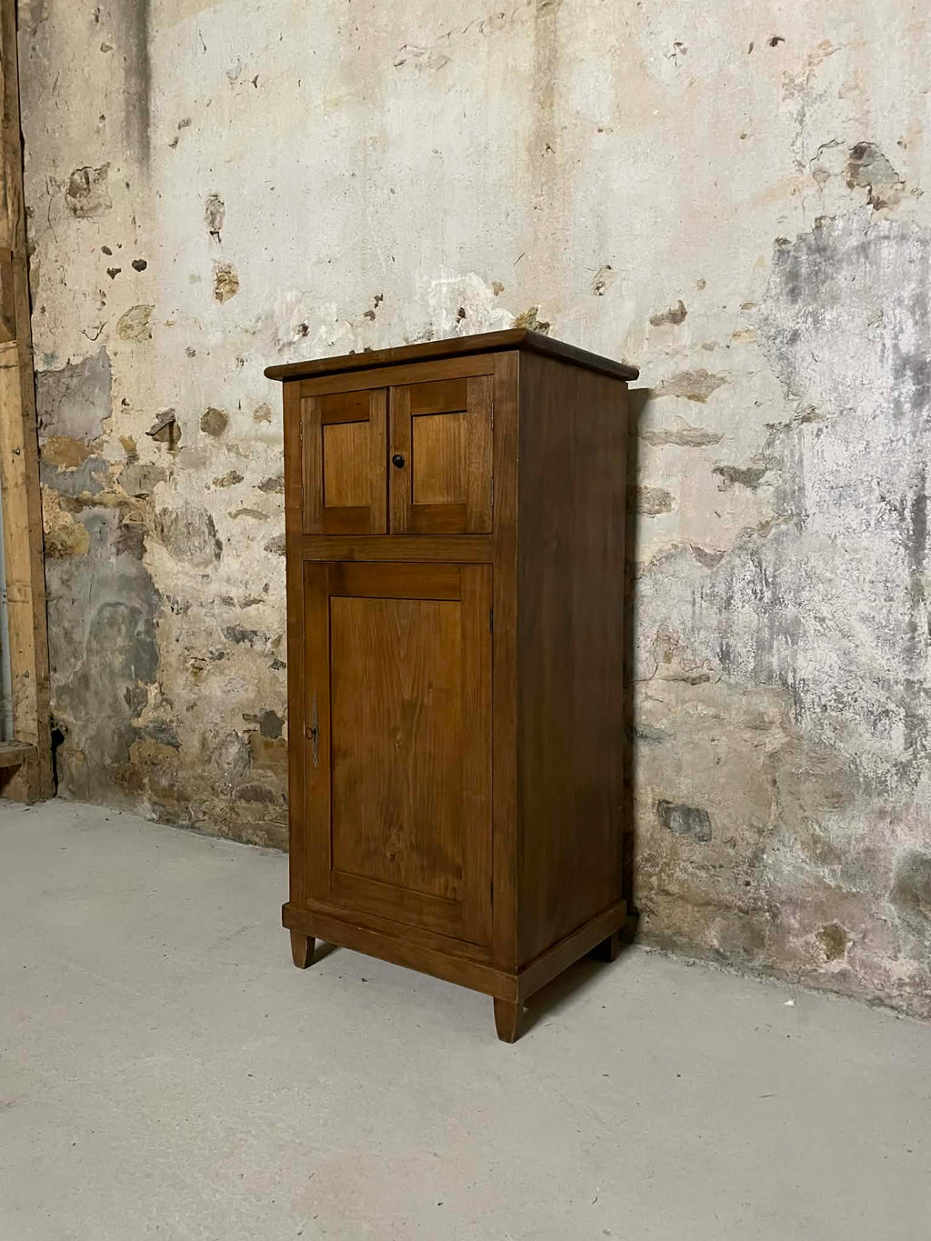Petit meuble ancien en bois trois portes