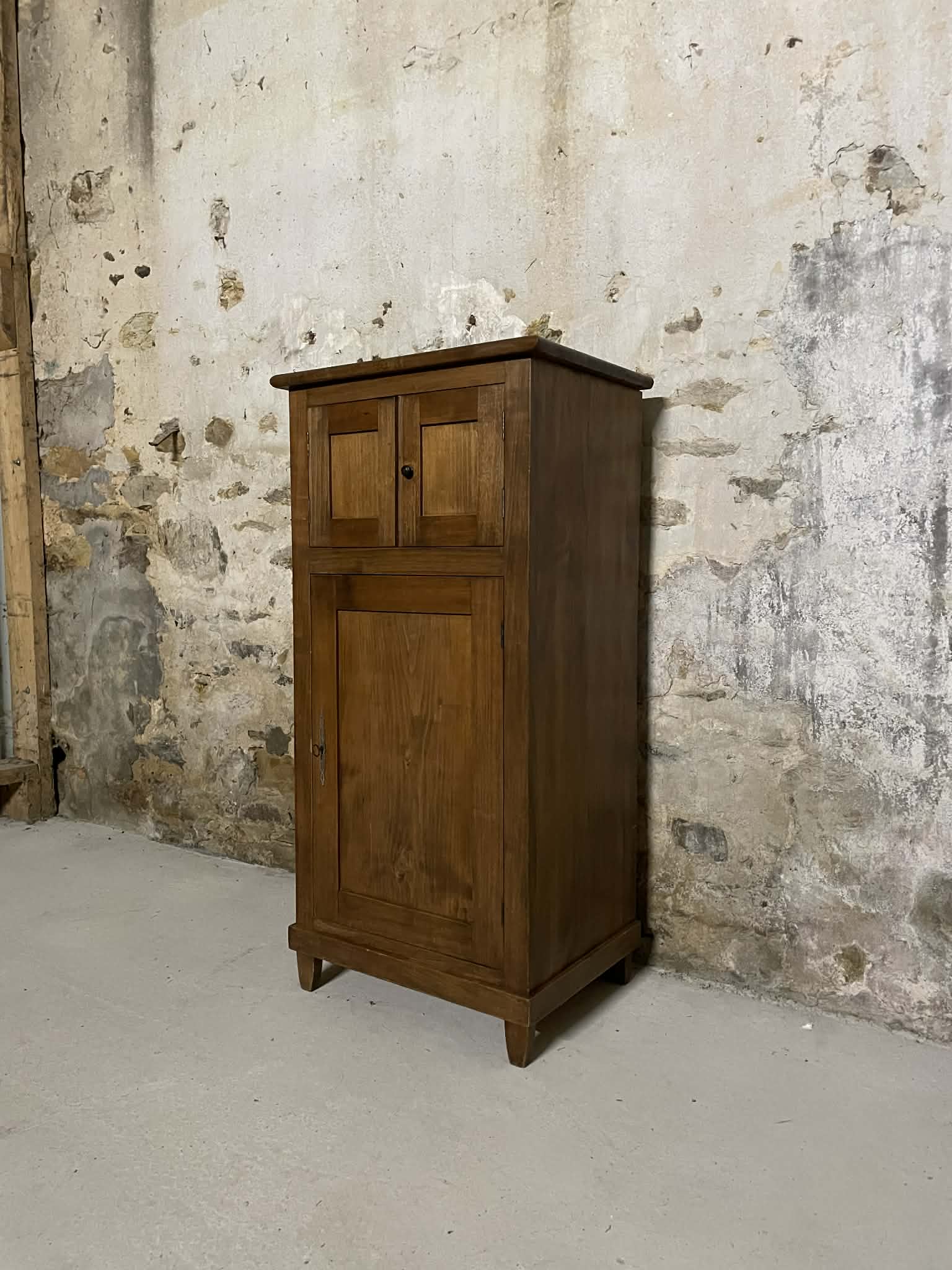 Petit meuble ancien en bois trois portes