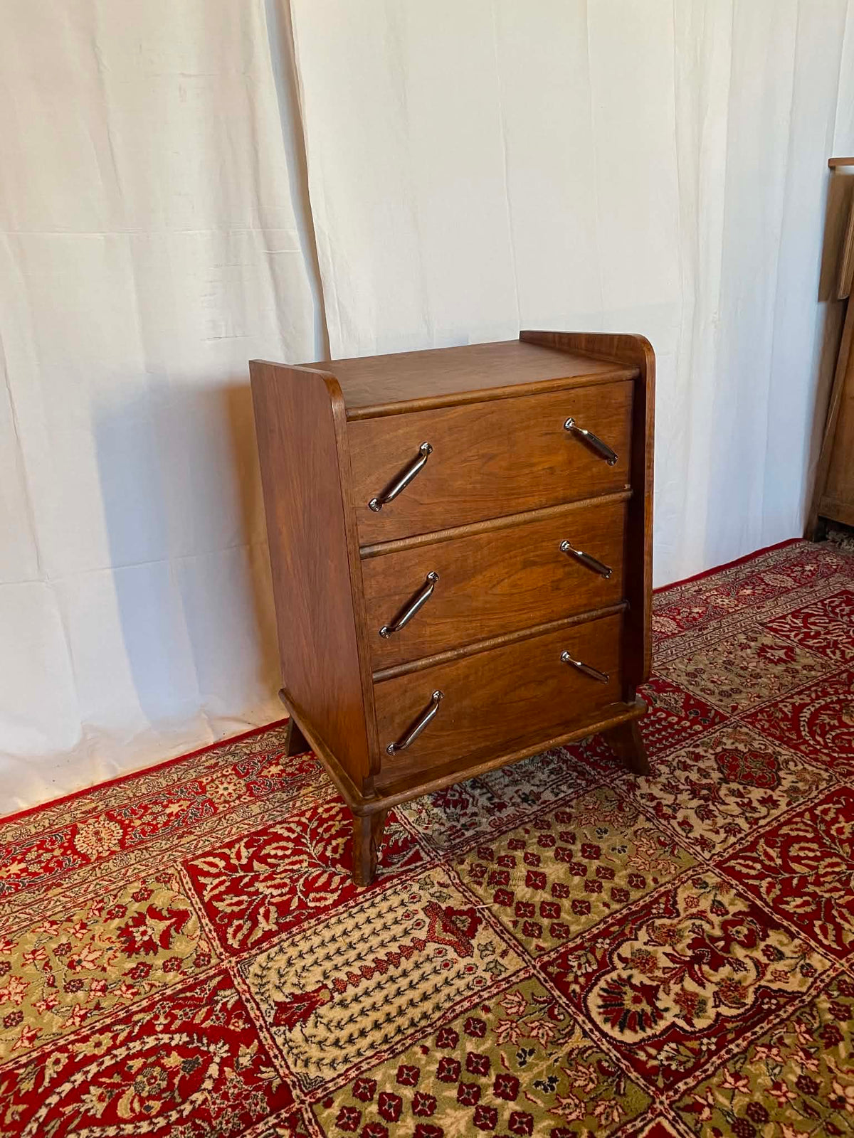 Petite commode vintage en noyer – 3 tiroirs  Copier le titre
