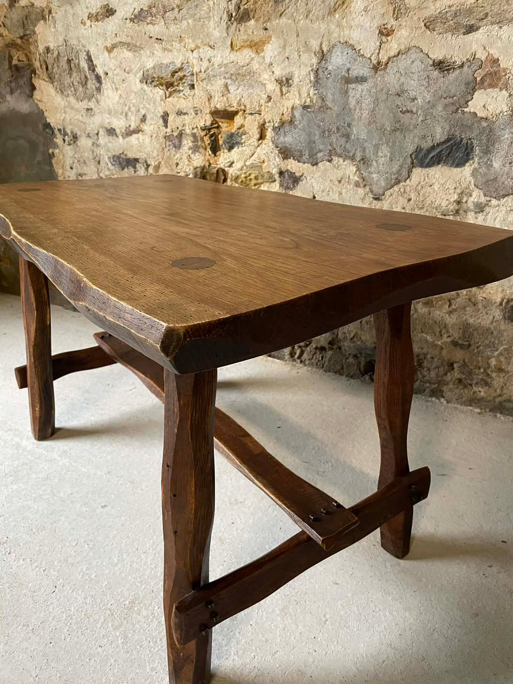 Petite table rustique en bois massif