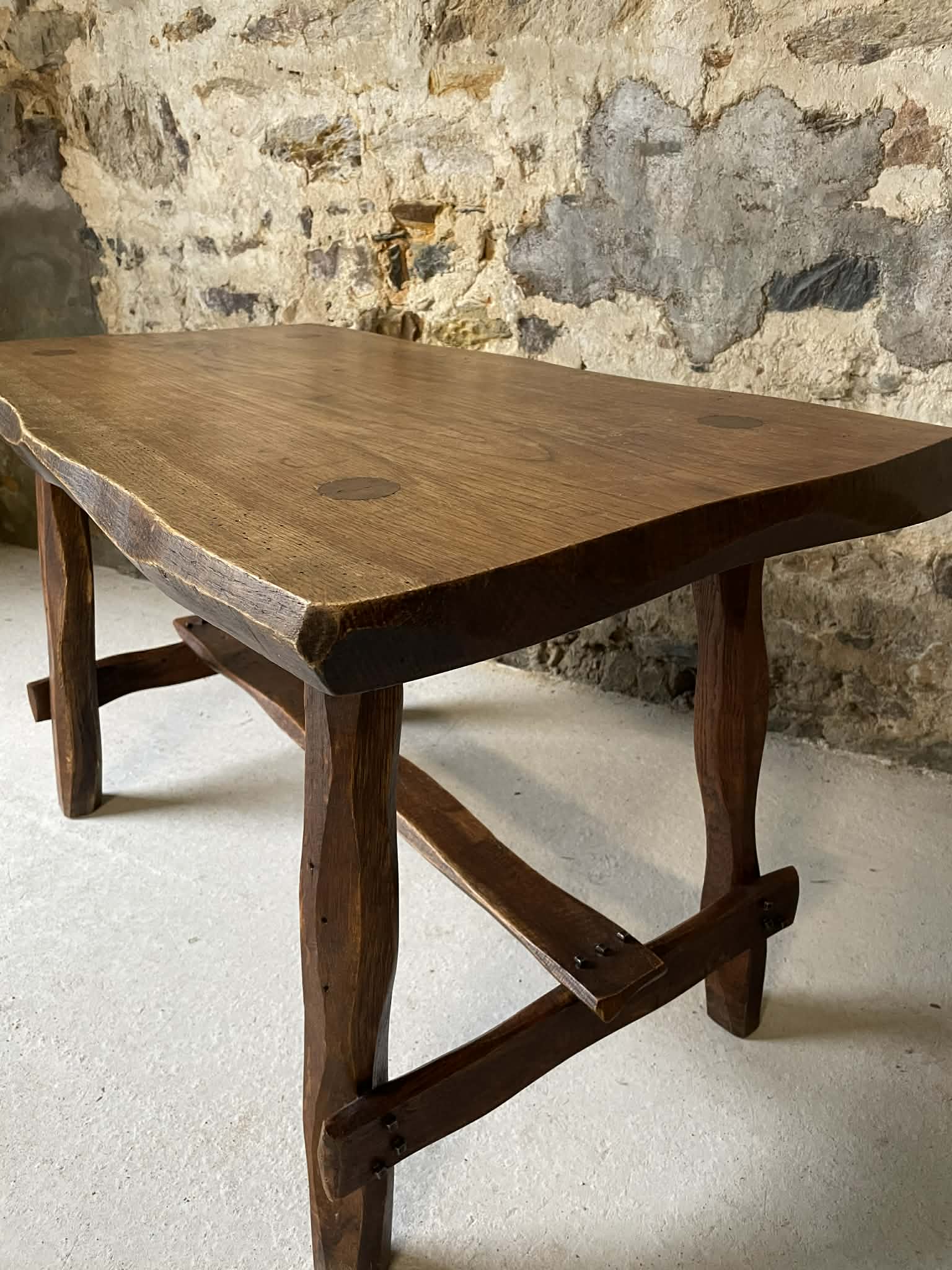 Petite table rustique en bois massif