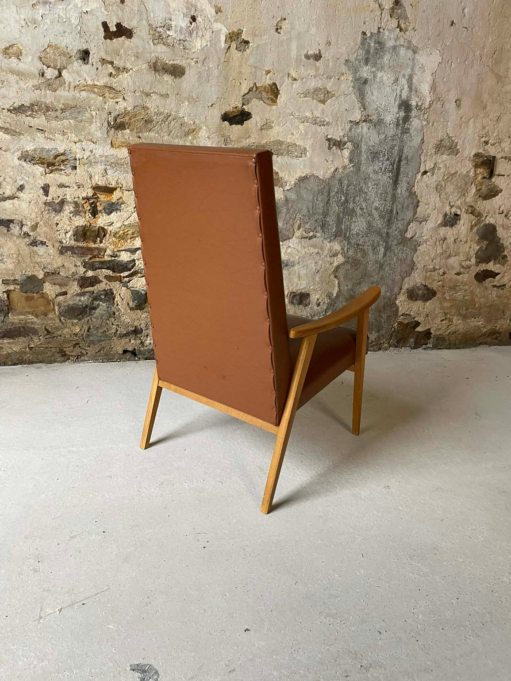 Fauteuil vintage en bois et simili cuir brun – années 60