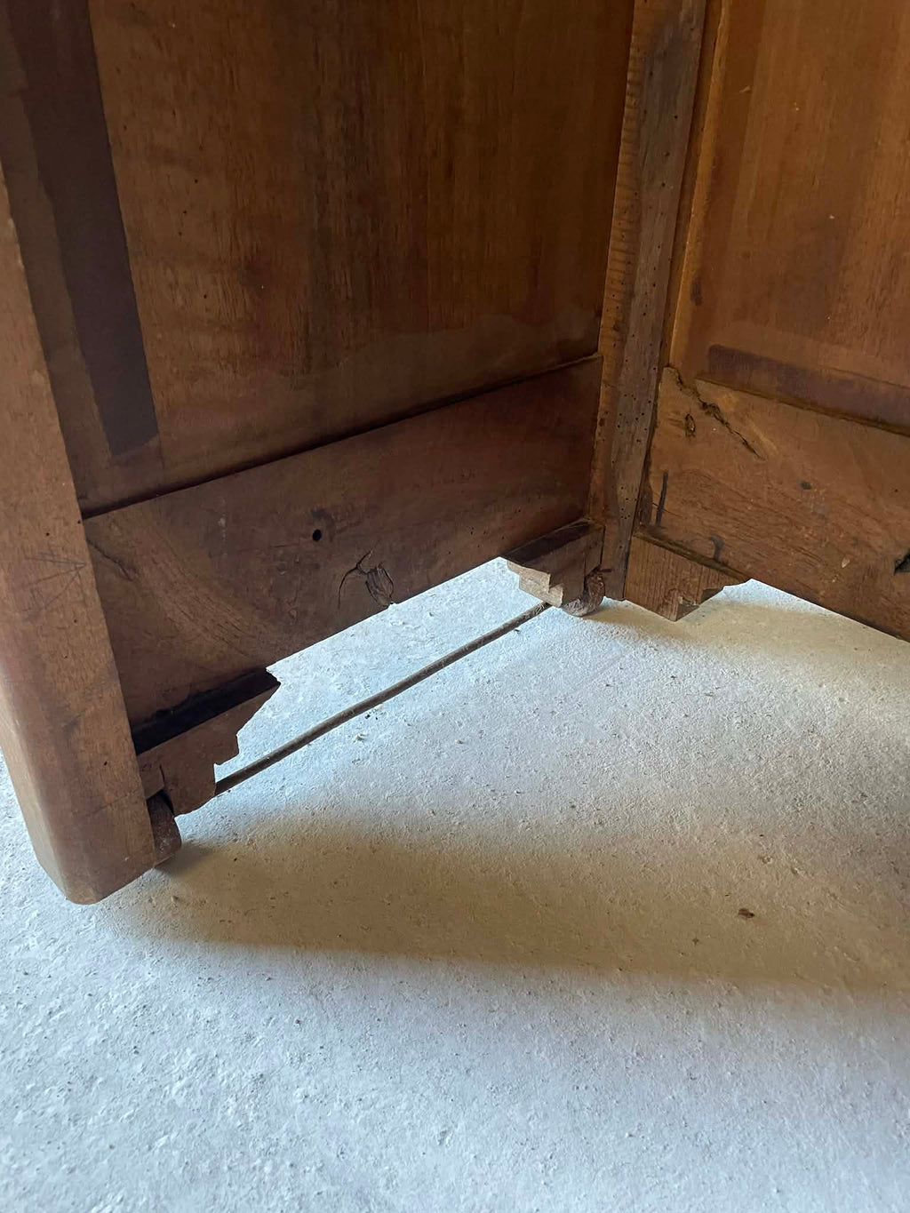 Petite table ancienne en noyer avec rallonge – bureau / desserte
