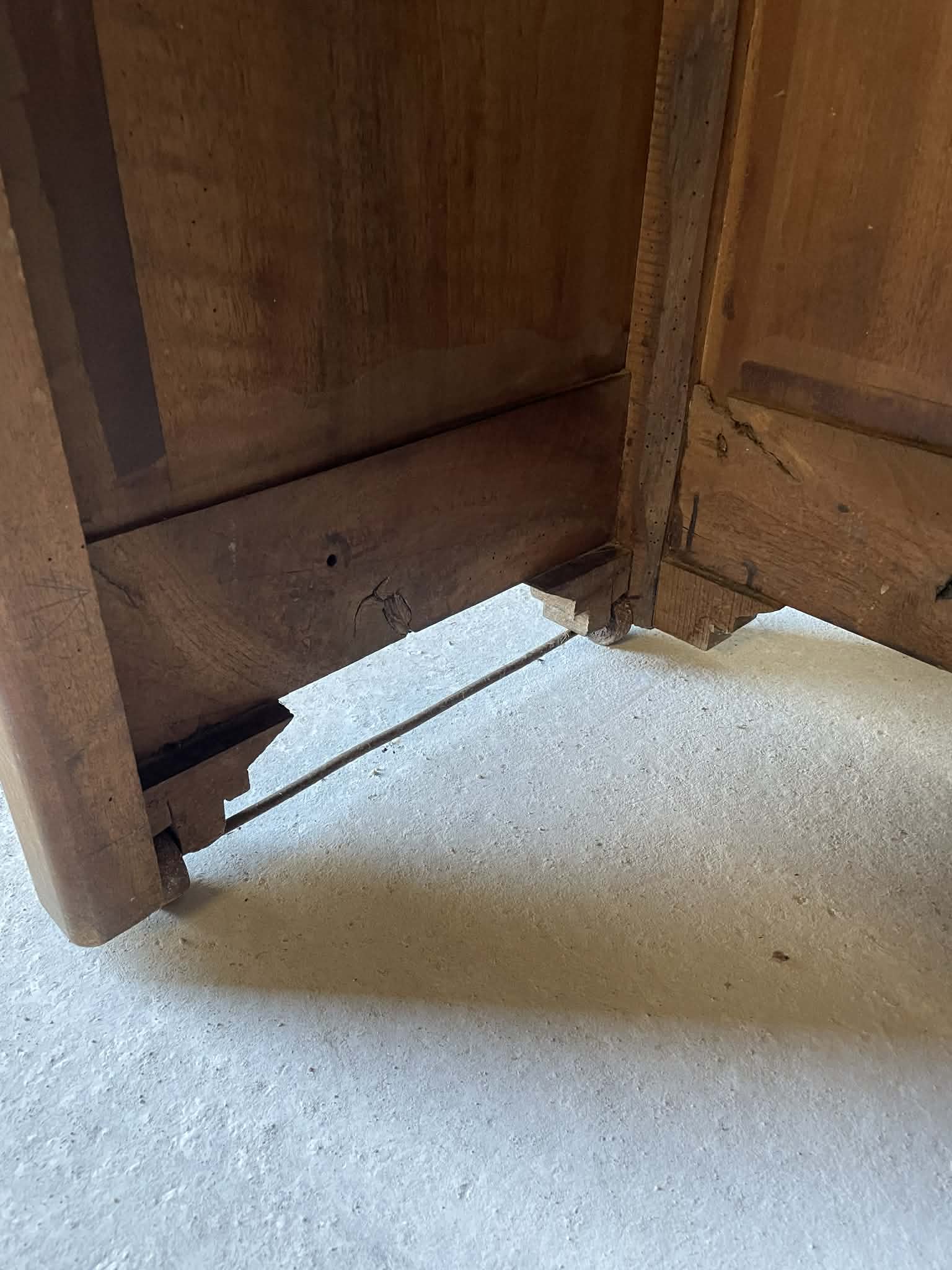Petite table ancienne en noyer avec rallonge – bureau / desserte