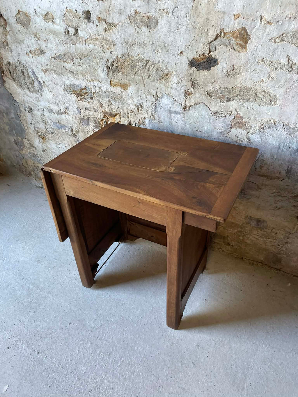 Petite table ancienne en noyer avec rallonge – bureau / desserte