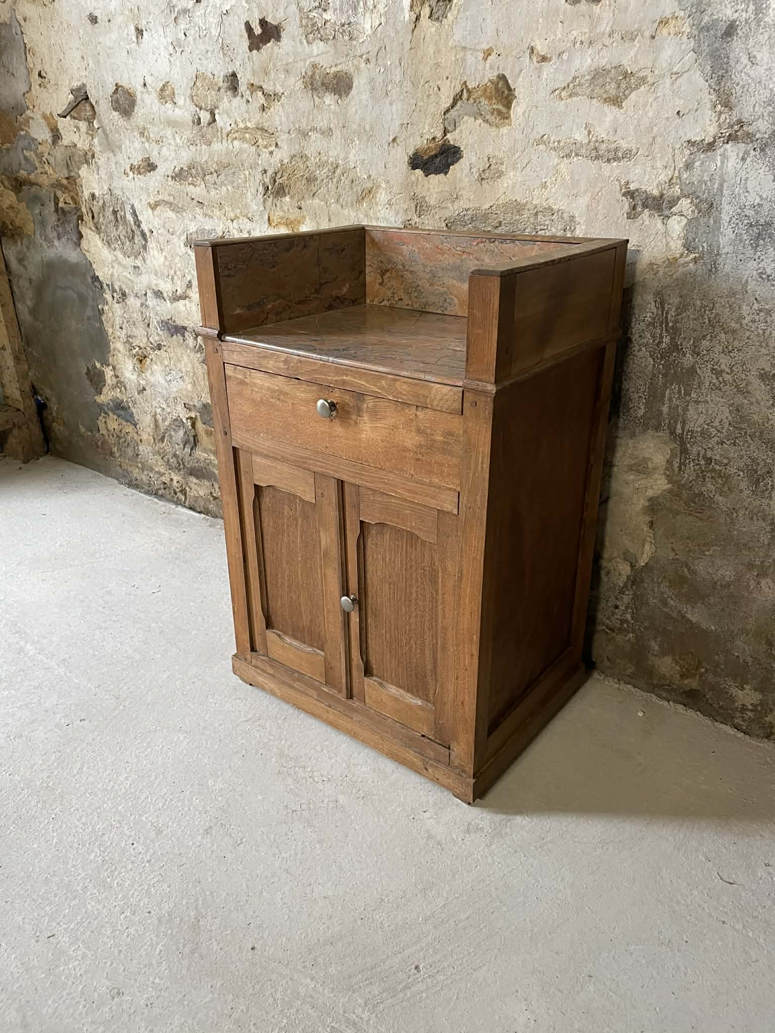 Meuble ancien en bois avec plateau et crédence en marbre