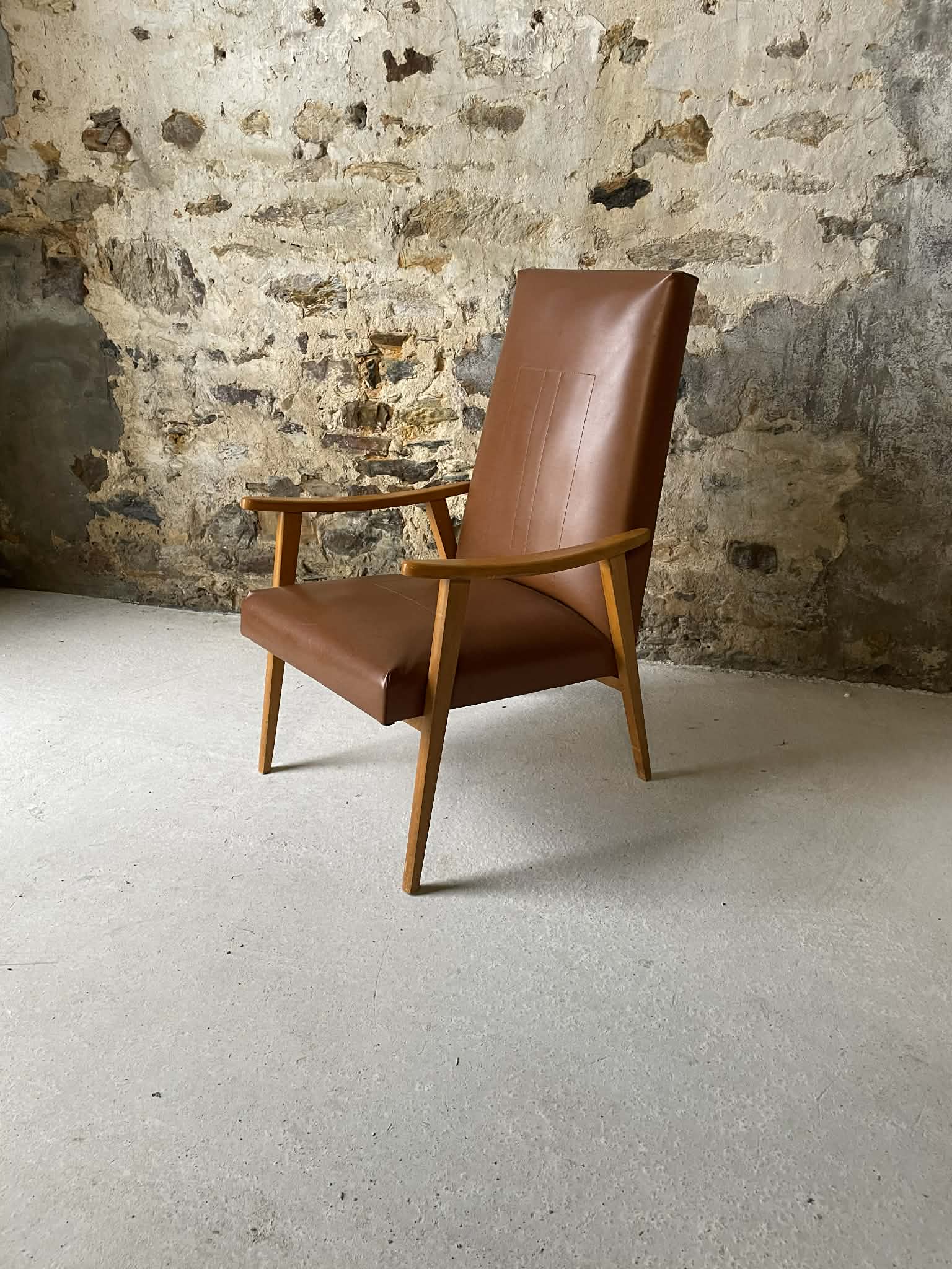 Fauteuil vintage en bois et simili cuir brun – années 60