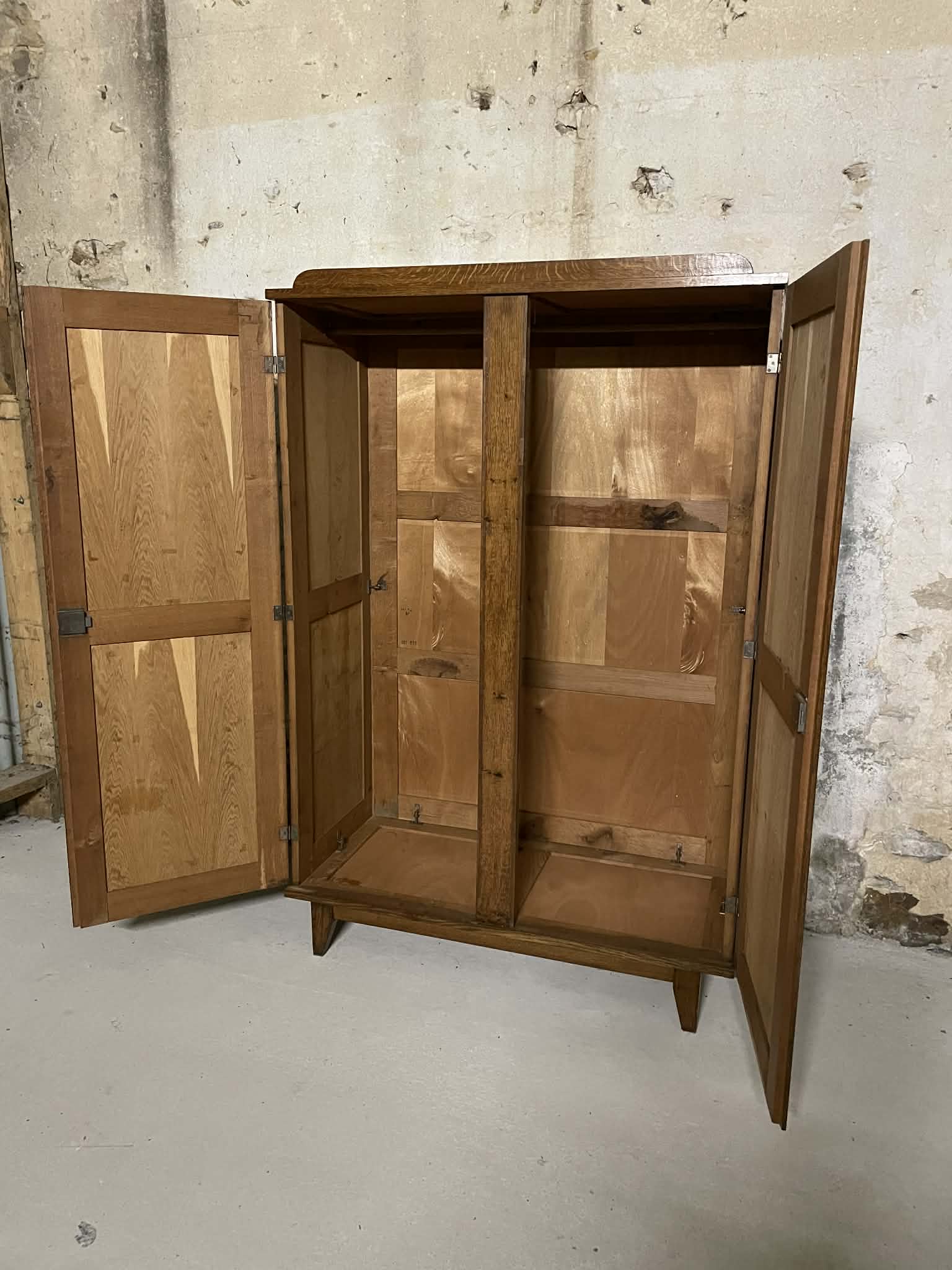Armoire penderie ancienne en chêne massif