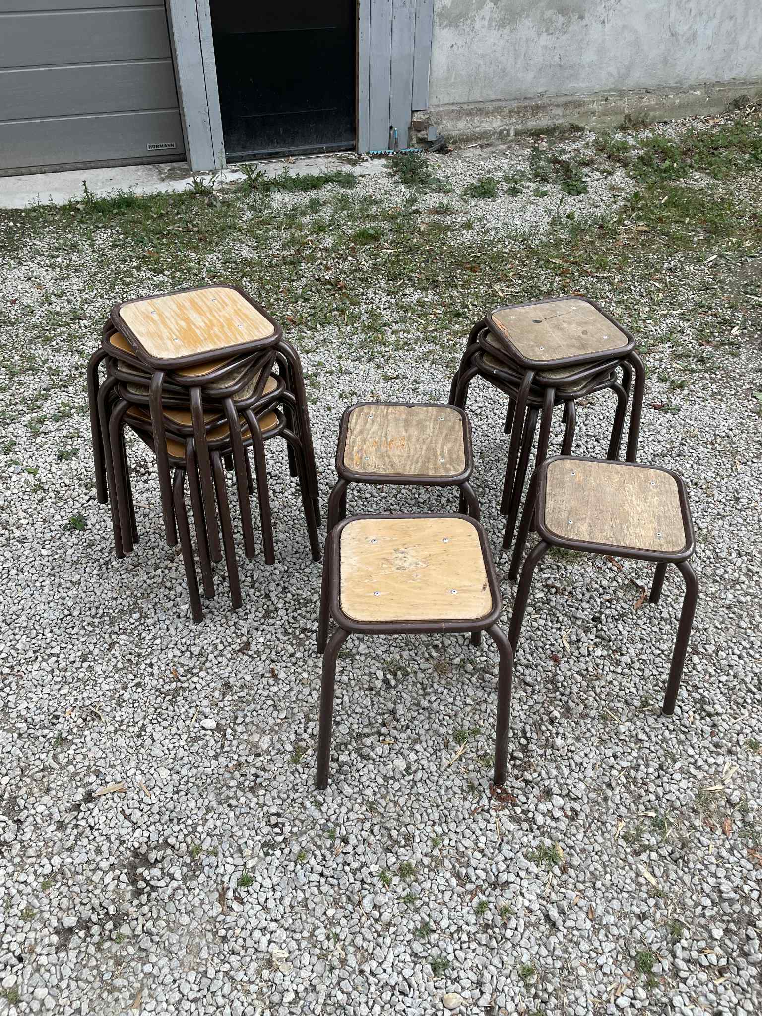 Tabourets anciens d'école marron