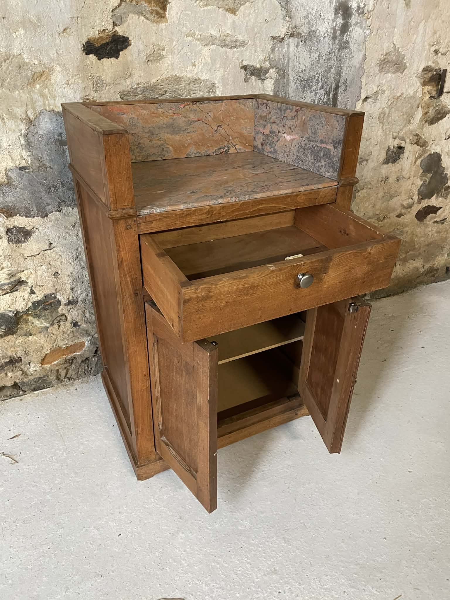 Meuble ancien en bois avec plateau et crédence en marbre